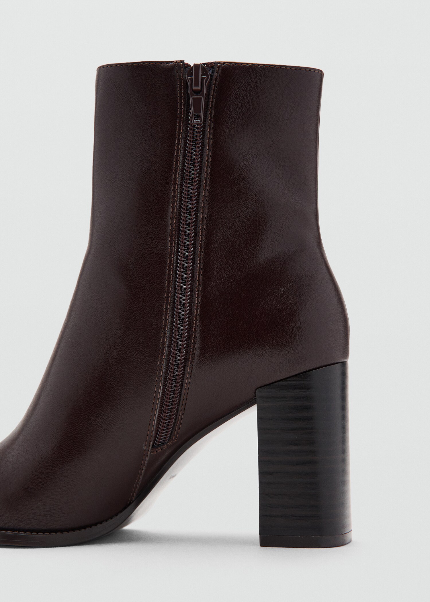 Ankle boots with block heel - Details of the article 1