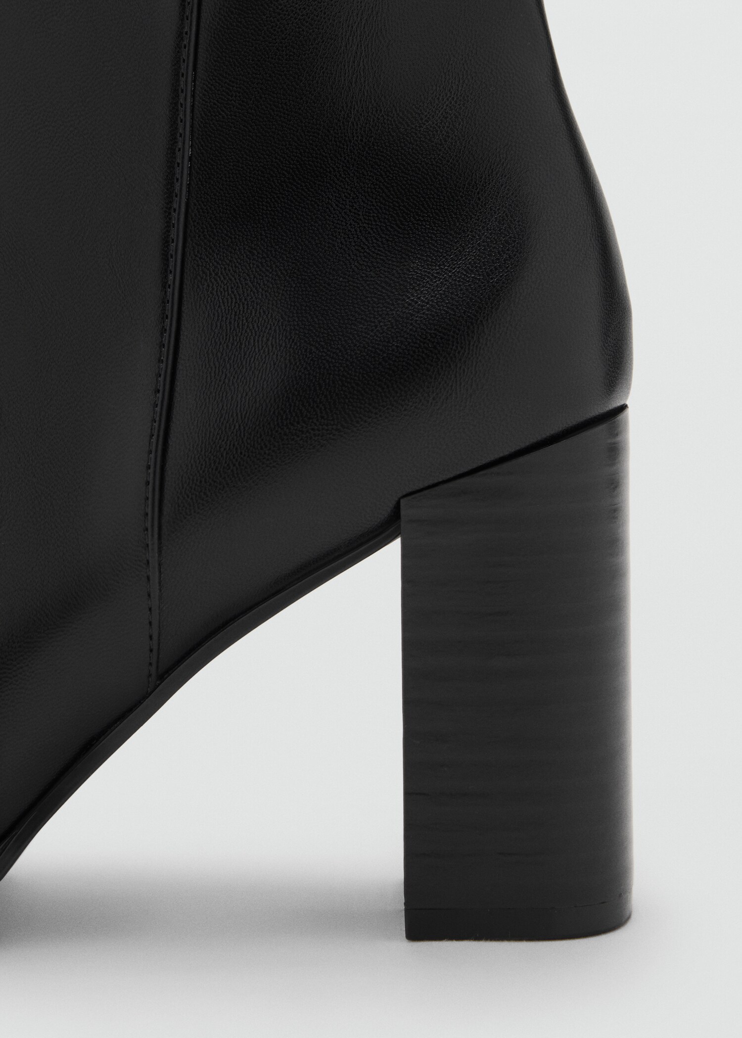 Ankle boots with block heel - Details of the article 1