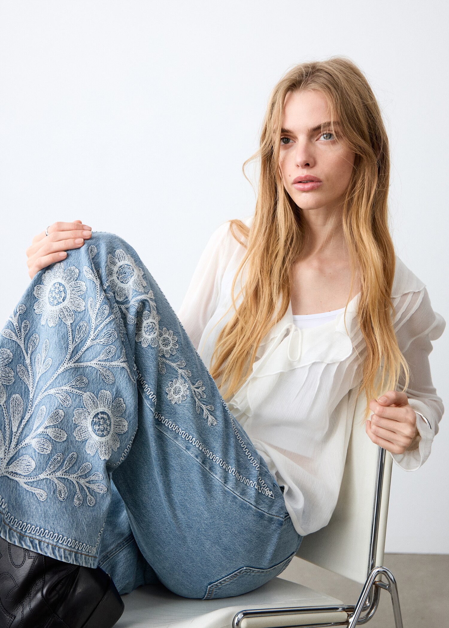 Flower-embroidered wide leg jeans - Details of the article 2