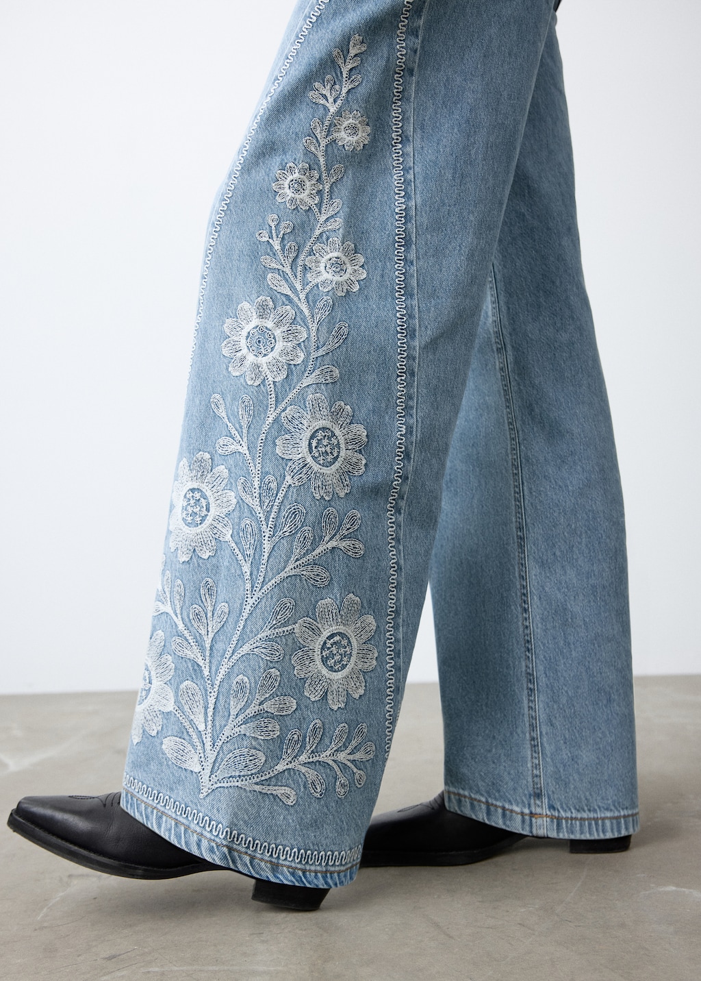Flower-embroidered wide leg jeans
