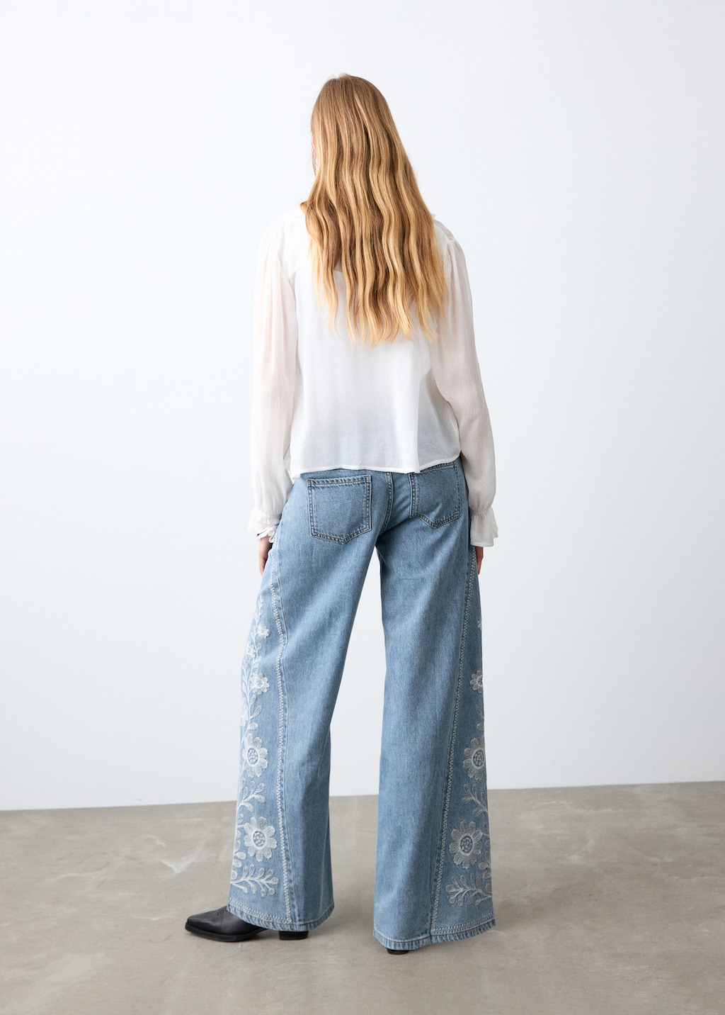 Flower-embroidered wide leg jeans
