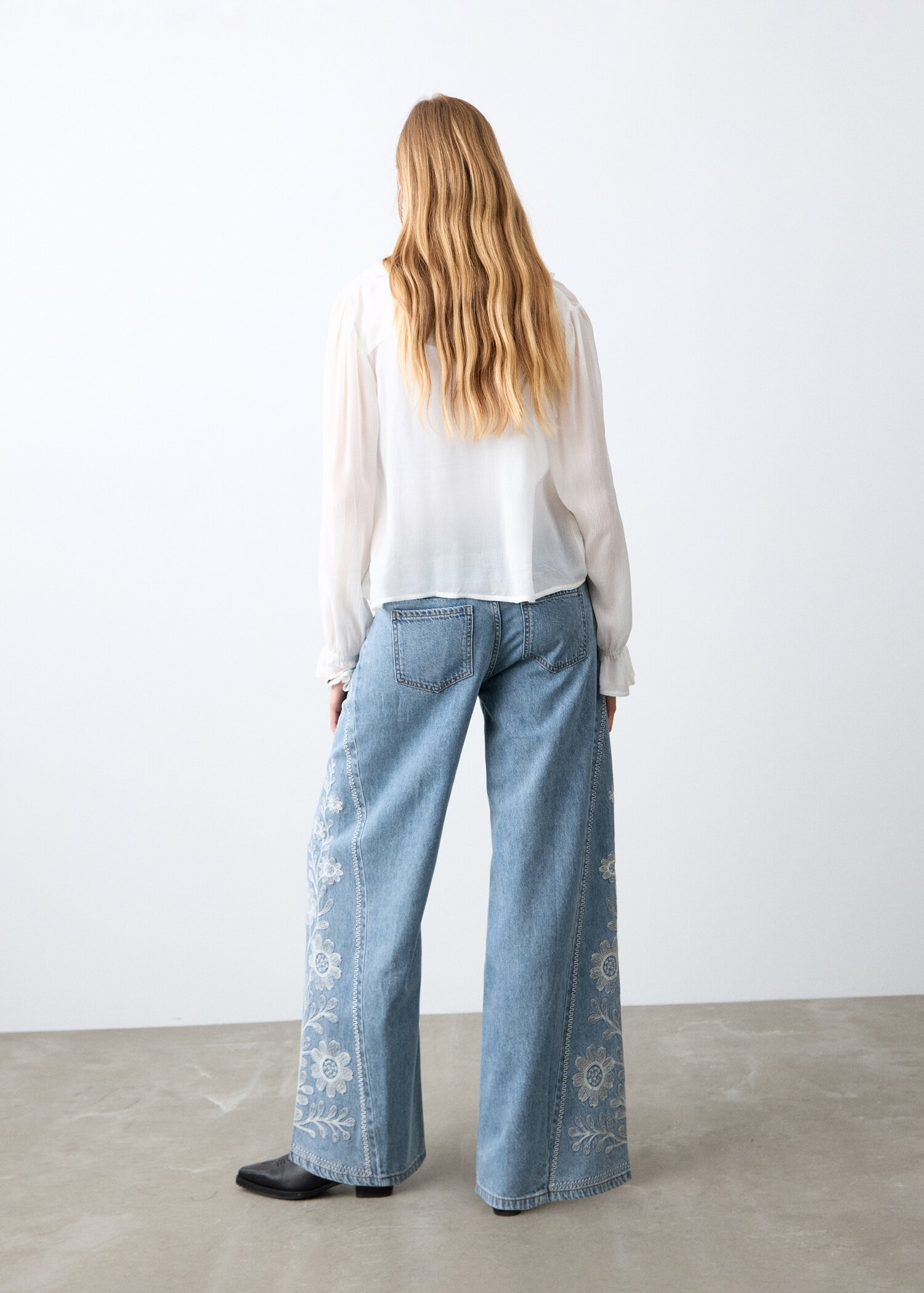 Flower-embroidered wide leg jeans - Reverse of the article