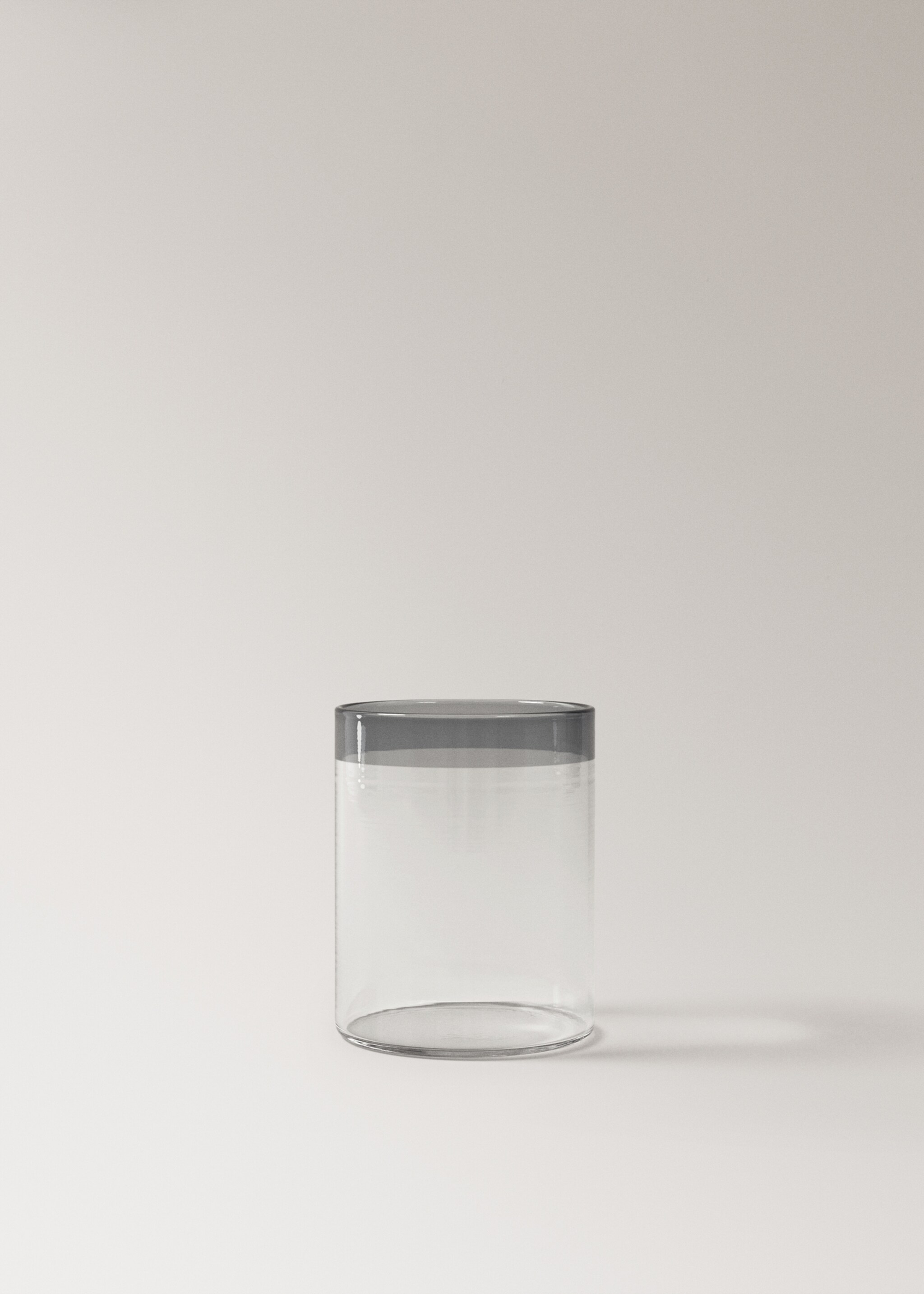 Borosilicate glass with coloured rim - Article without model, Black. Ref: 27082914-00.