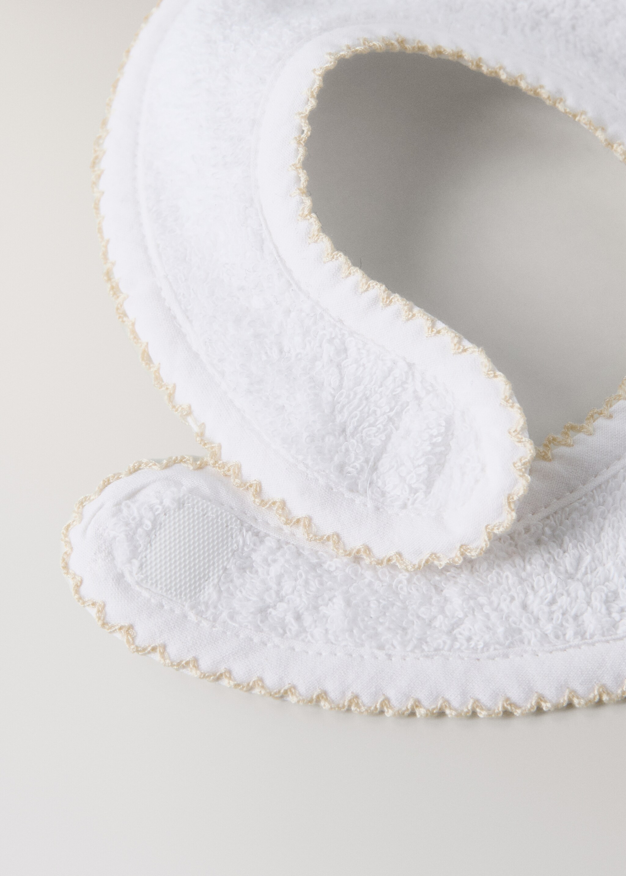 Embroidered cotton bib with stars - Details of the article 2, White. Ref: 27082925-00.