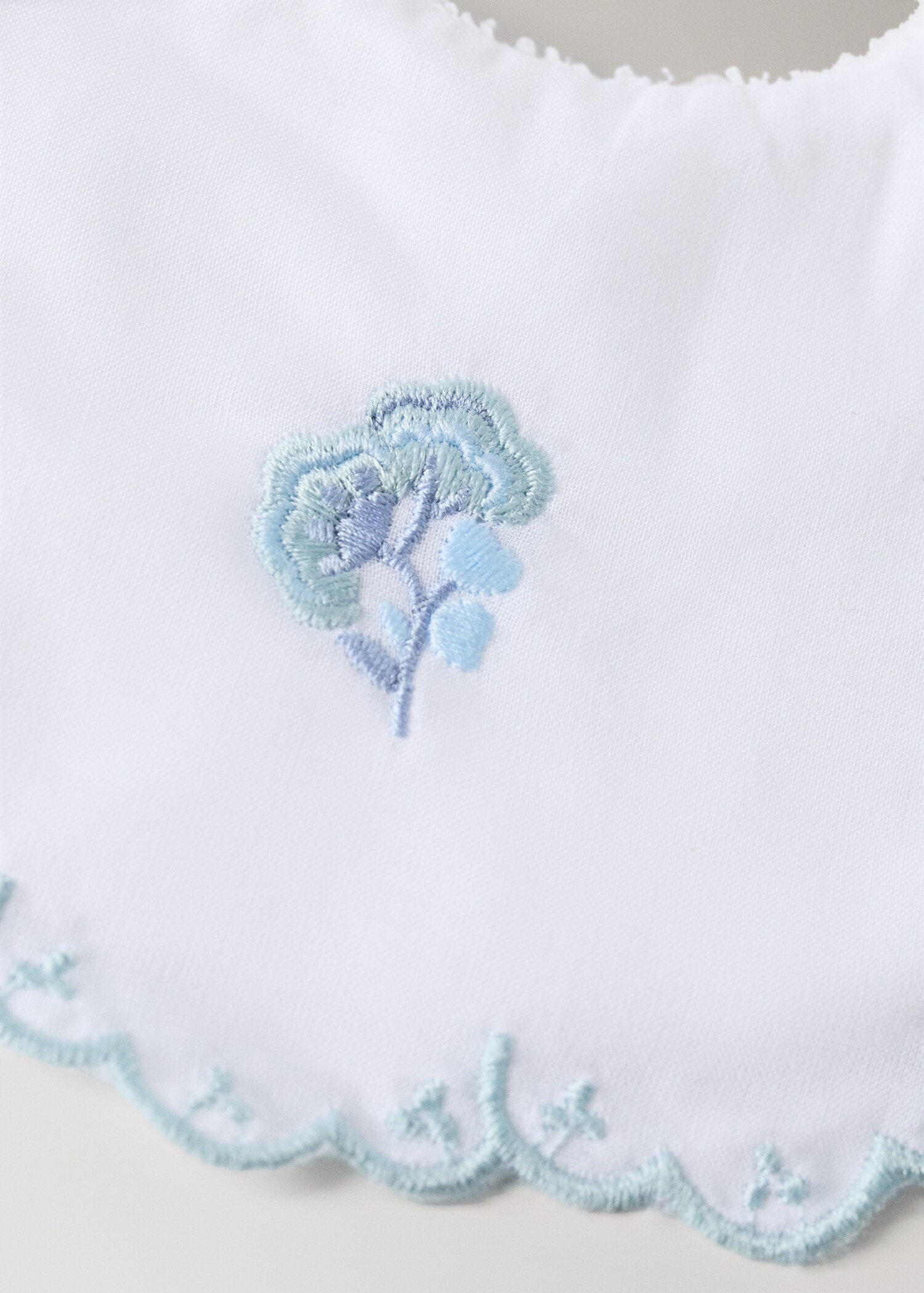 Embroidered cotton flower bib - Details of the article 1