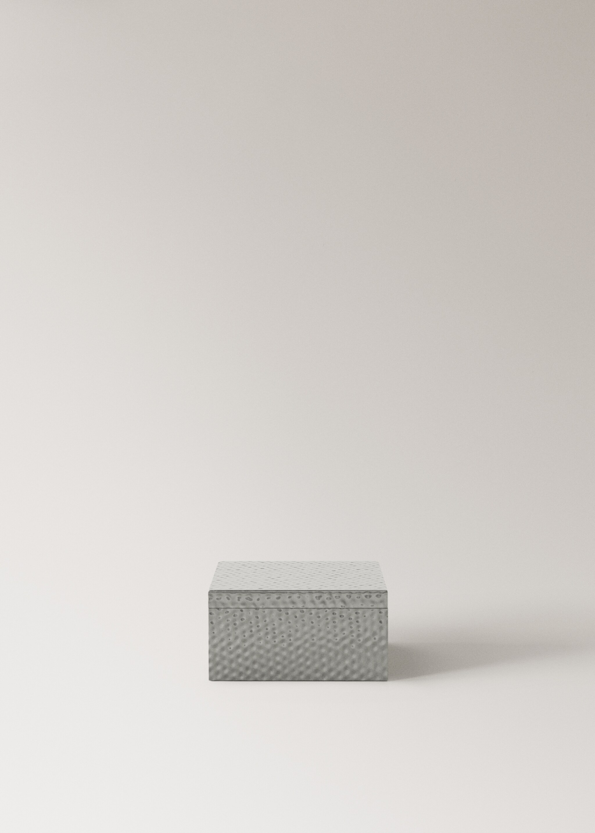 Petite boîte métal en métal martelé - Article sans modèle, Argent. Ref: 27082932-00.