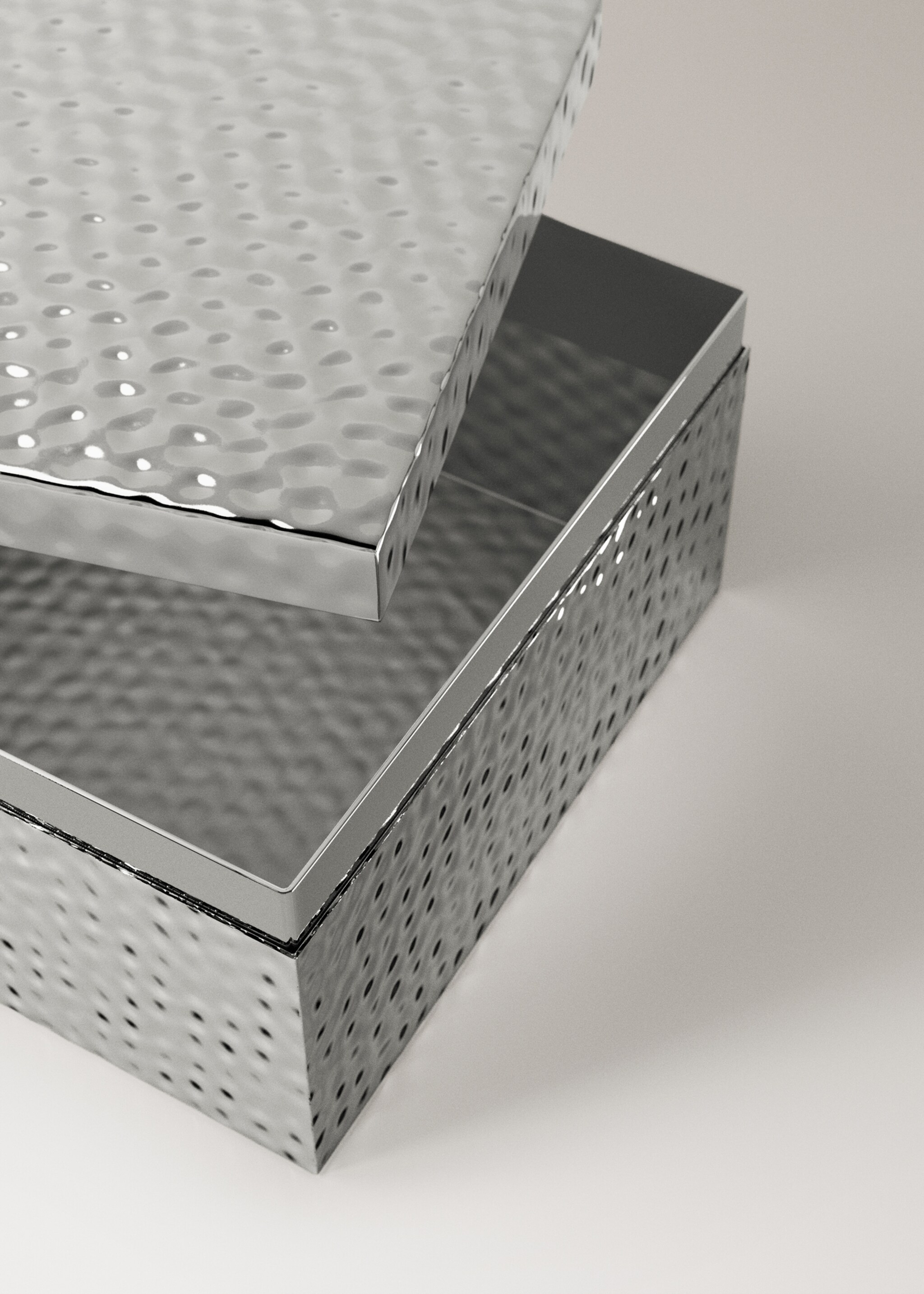 Petite boîte métal en métal martelé - Détail de l'article 2, Argent. Ref: 27082932-00.