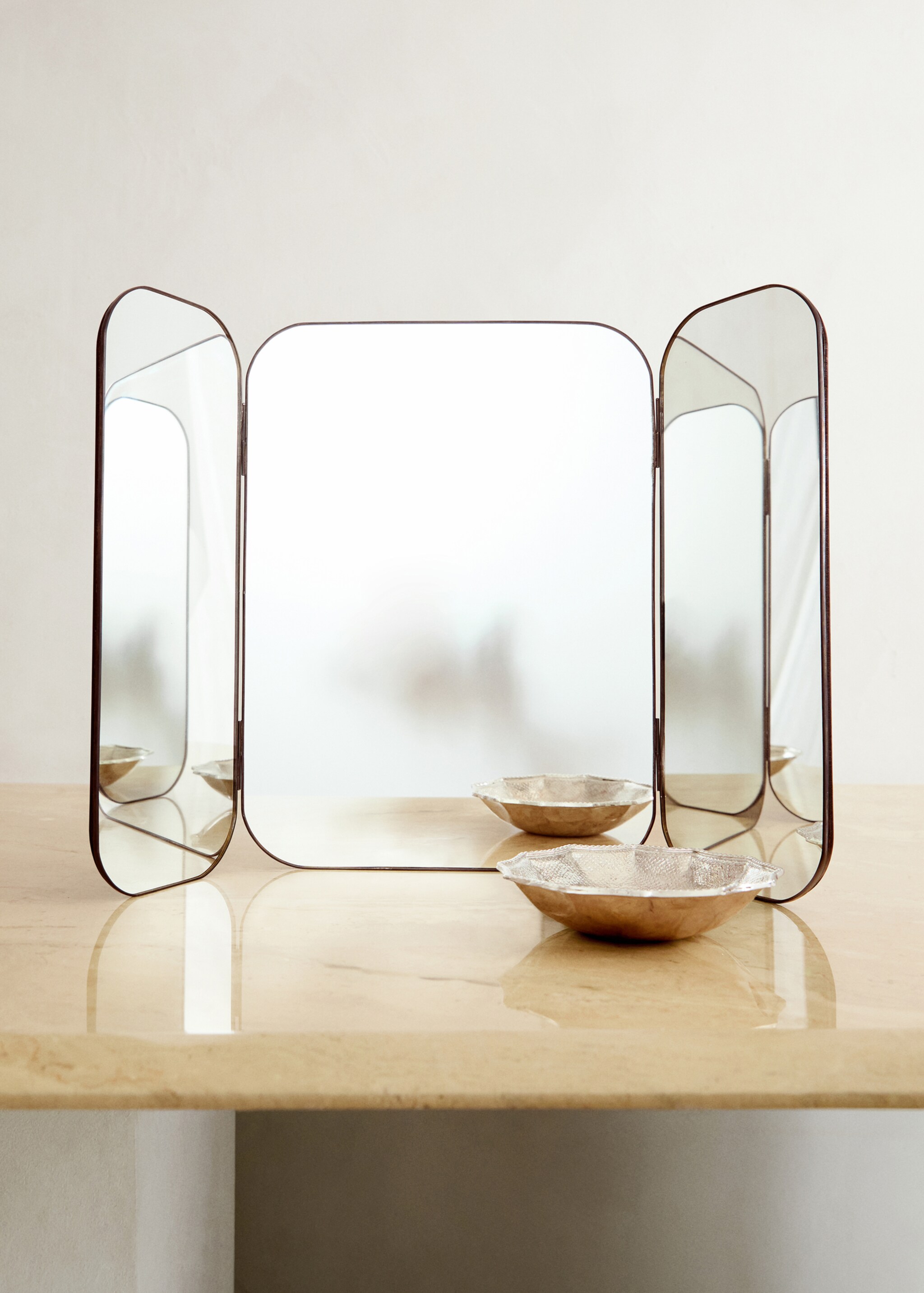 Trifold mirror - Details of the article 6, Black. Ref: 27083272-00.