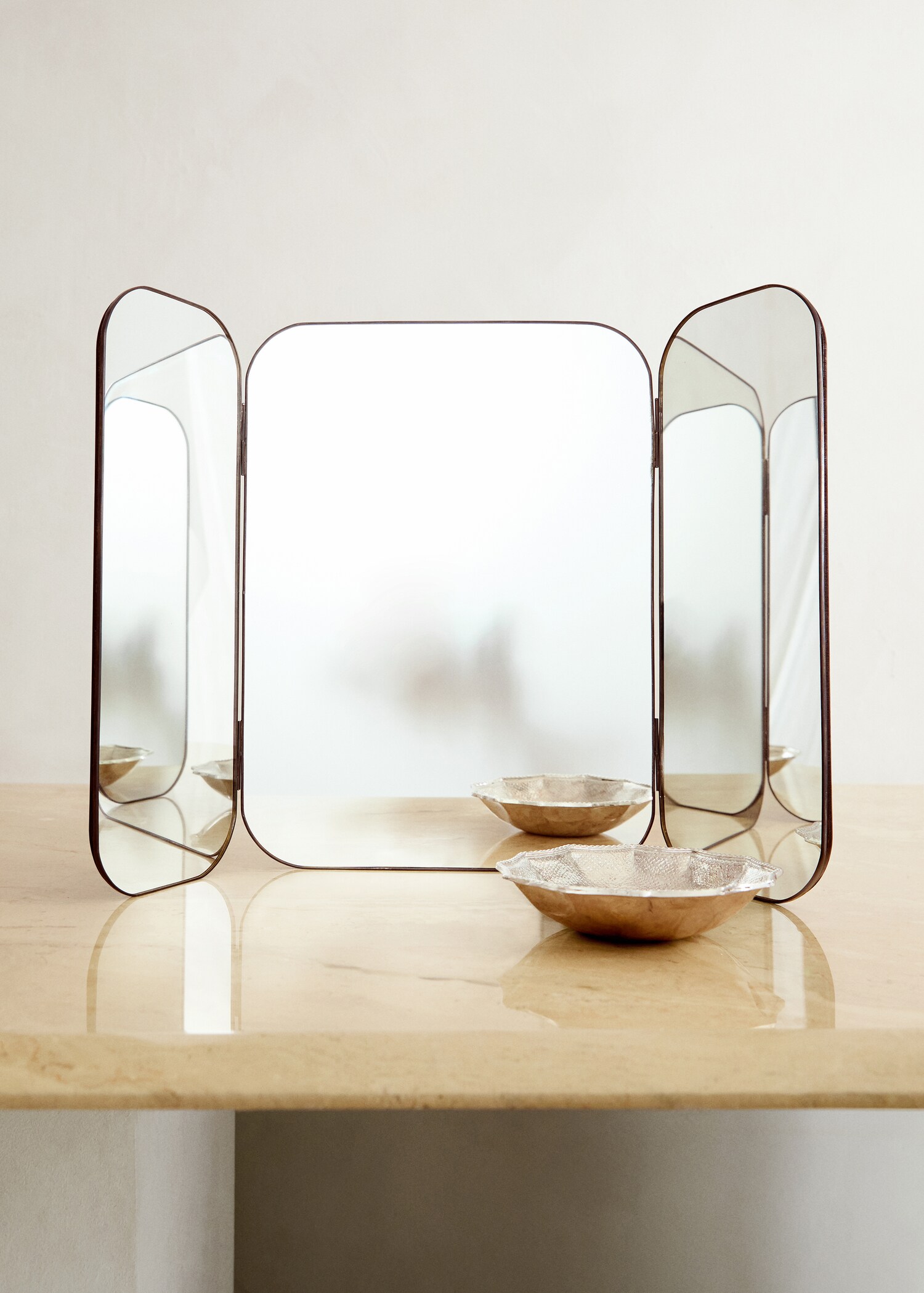 Trifold mirror - Details of the article 6