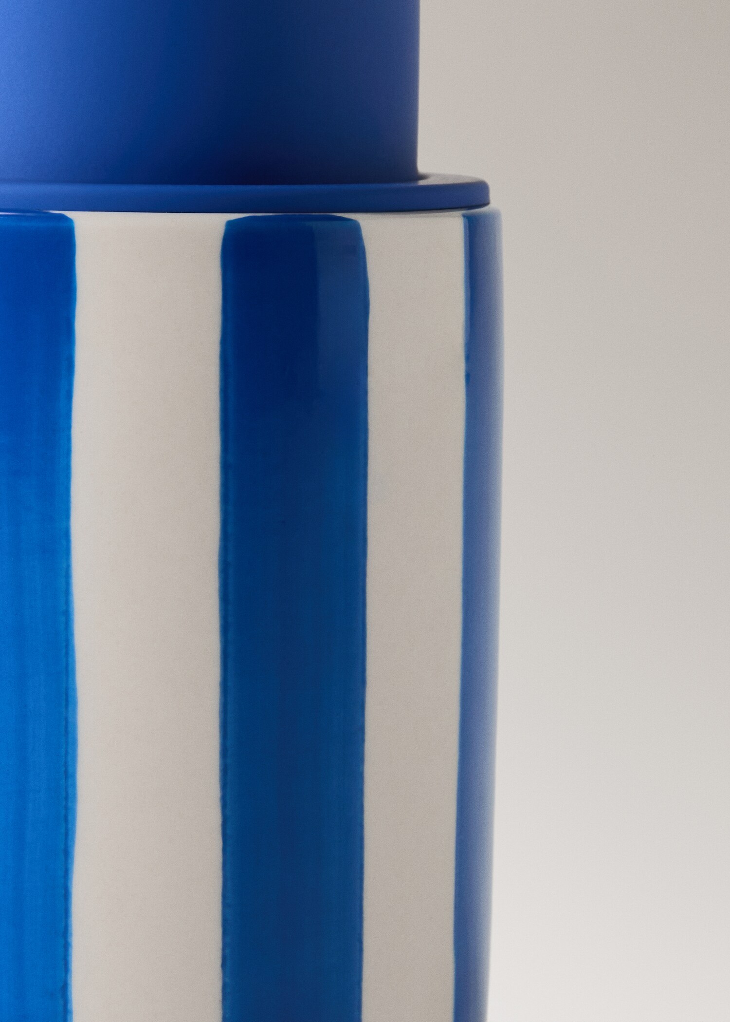 Painted stripe ceramic dispenser - Details of the article 2