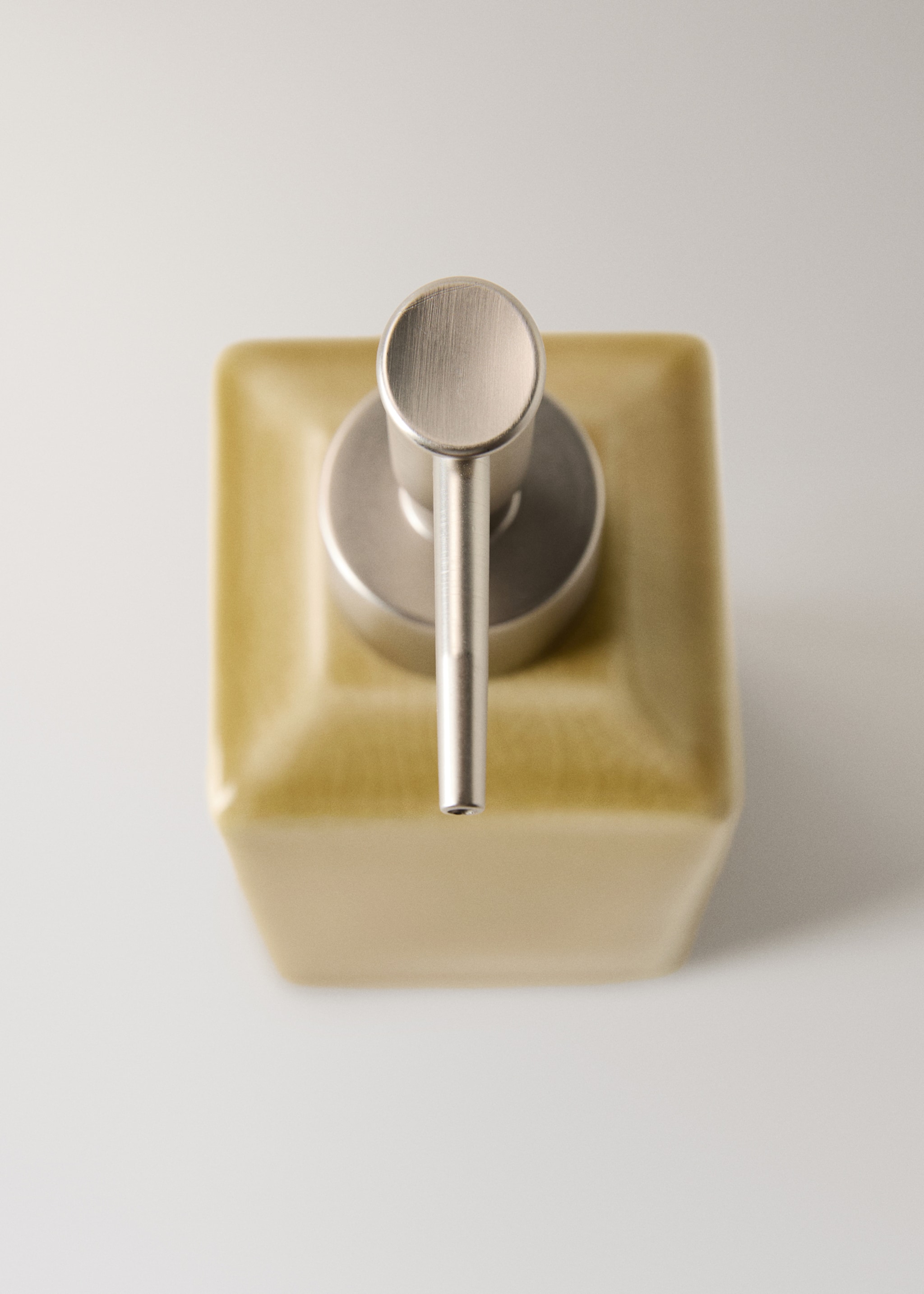 Seifenspender aus Keramik mit Craquelé-Effekt - Detail des Artikels 2, Okker. Ref: 27083283-00.