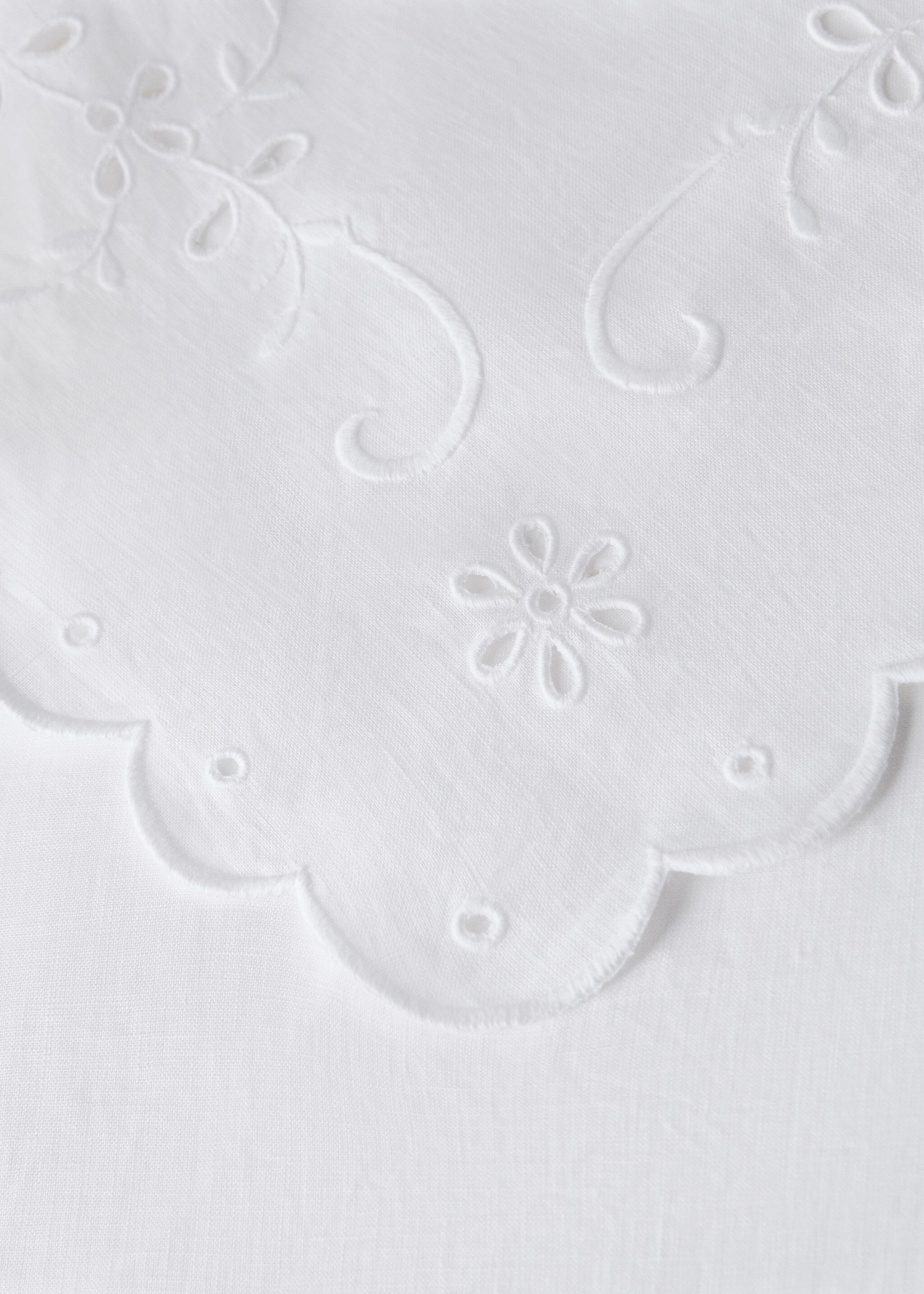 Linen tablecloth with floral details and overlock for 6 to 8 guests - Details of the article 1, White. Ref: 27083284-00.