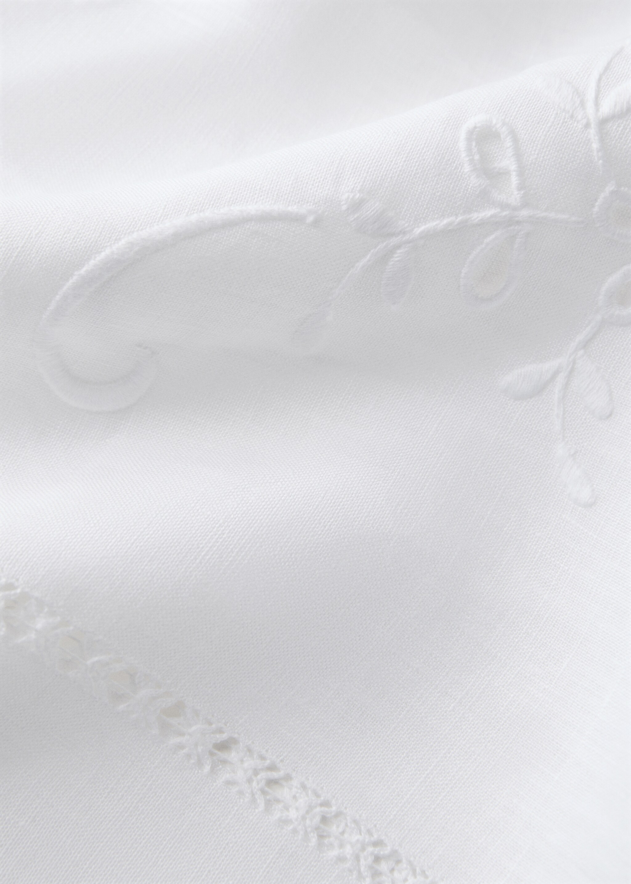 Linen tablecloth with floral details and overlock for 6 to 8 guests - Details of the article 2, White. Ref: 27083284-00.