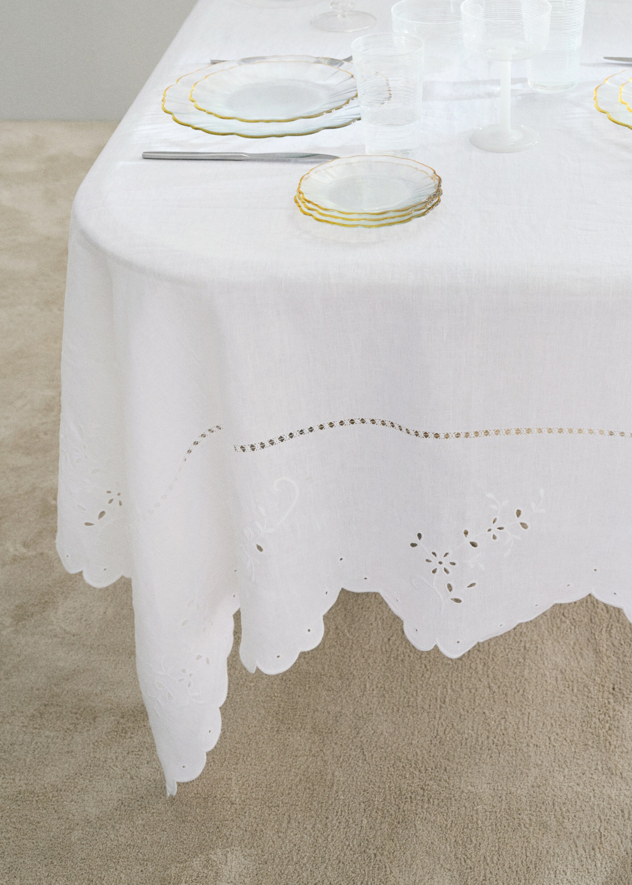 Linen tablecloth with floral details and overlock for 6 to 8 guests - Details of the article 6, White. Ref: 27083284-00.