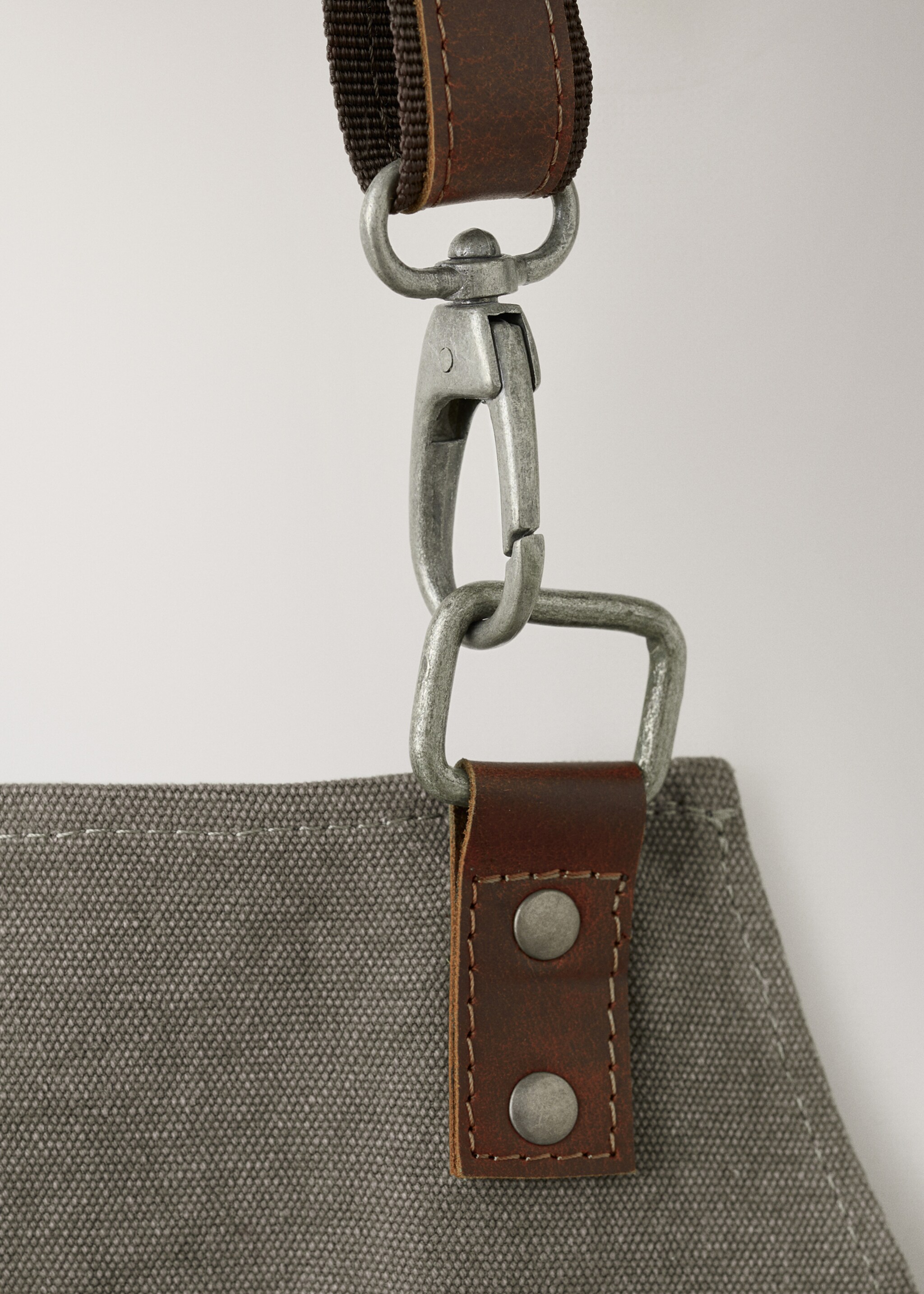 Leather detail apron - Details of the article 2, Khaki. Ref: 27083293-00.