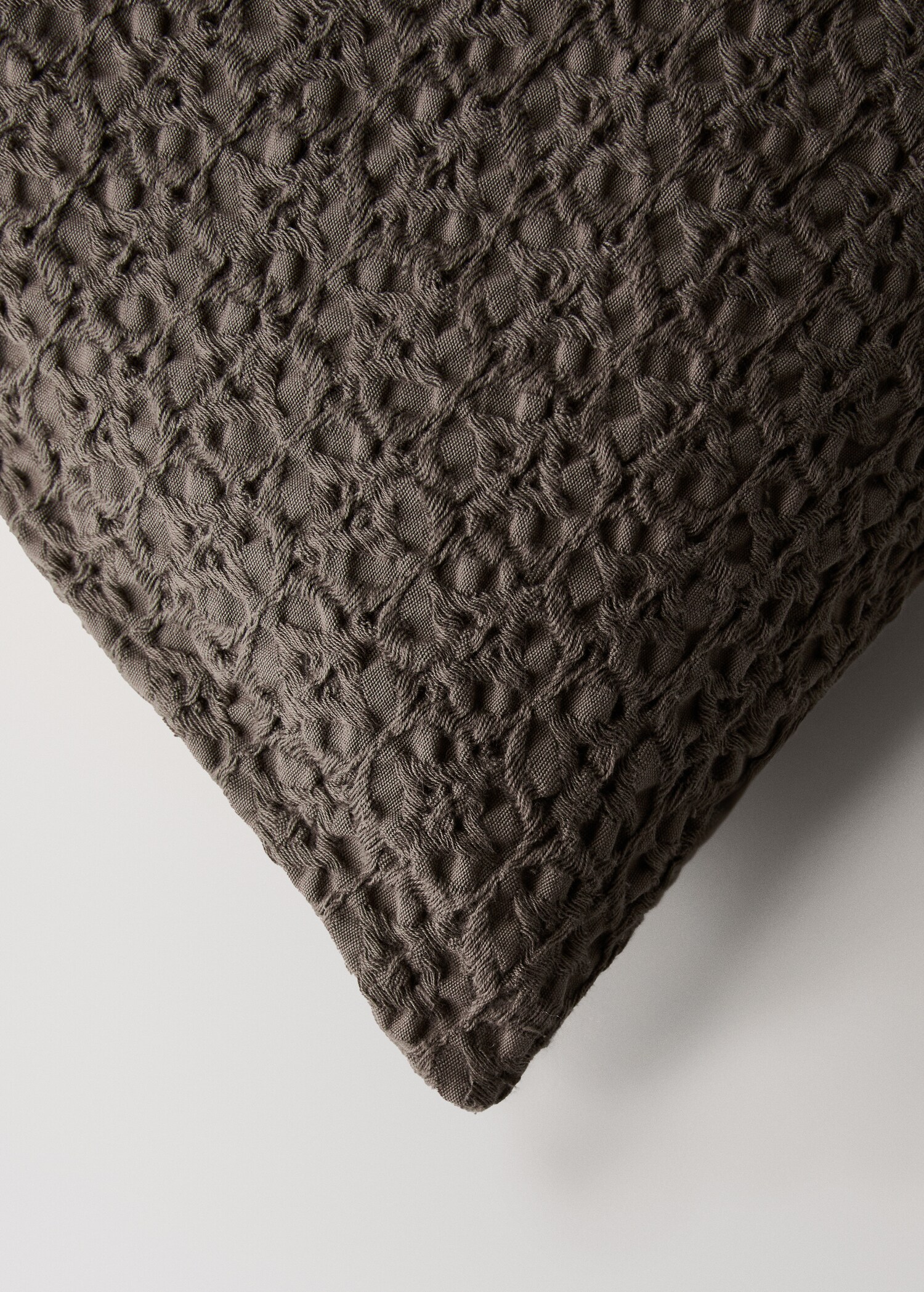 Waffle garment-dyed cotton cushion cover 50x50 cm - Details of the article 1
