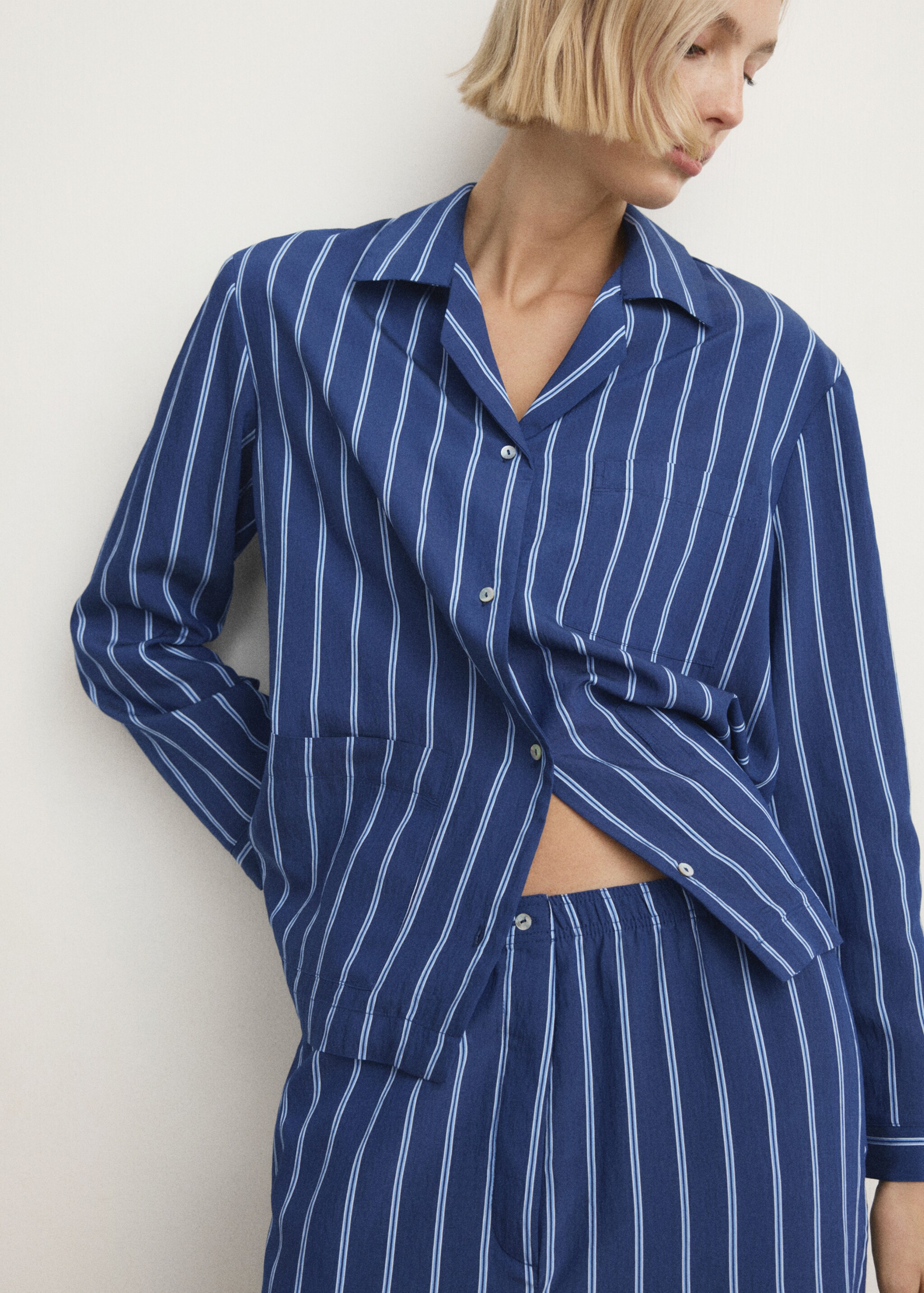 Chemise de pyjama à rayures avec poche avant - Plan moyen, Bleu indigo. Ref: 27083320-00.