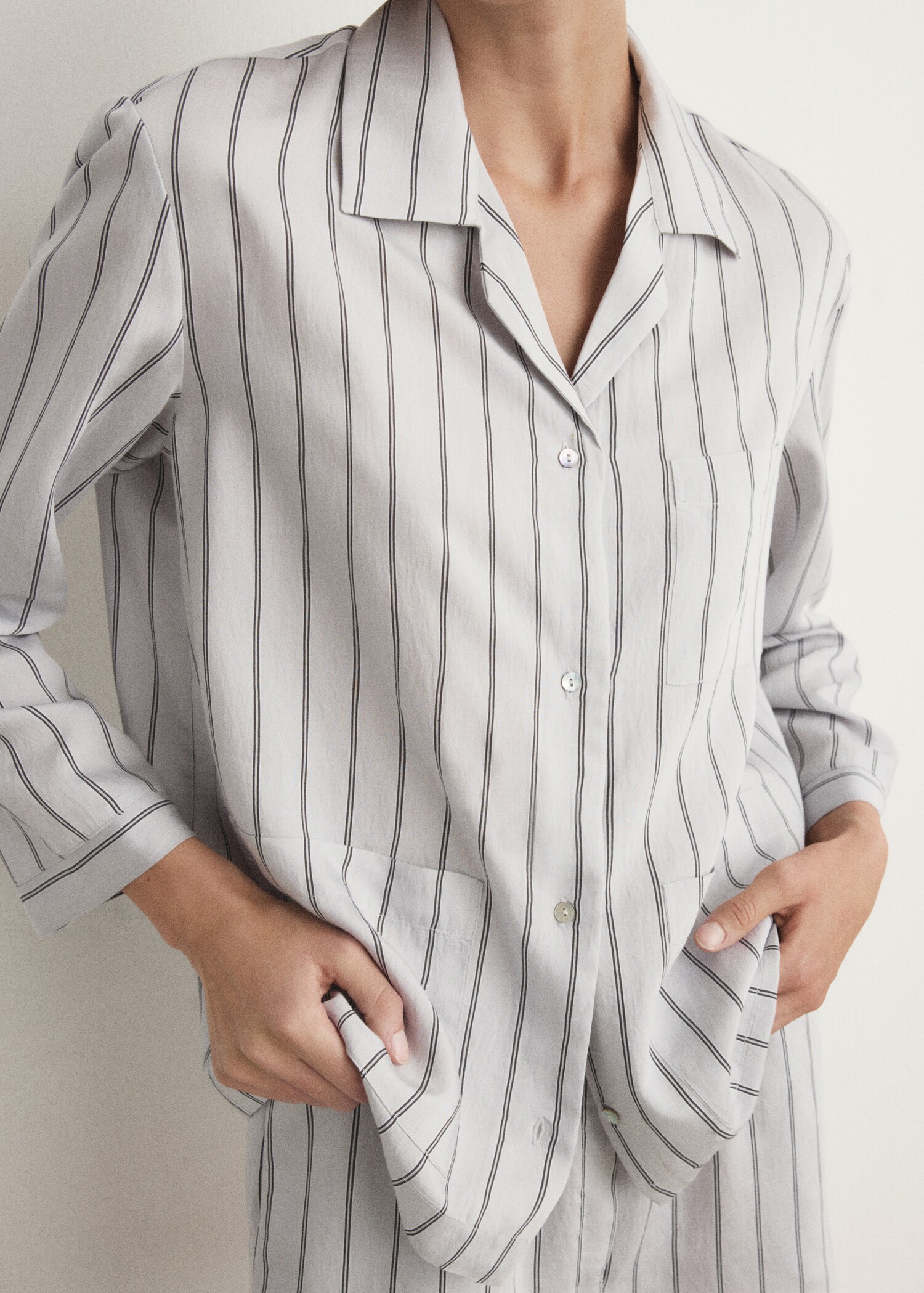 Chemise de pyjama à rayures avec poche avant - Plan moyen