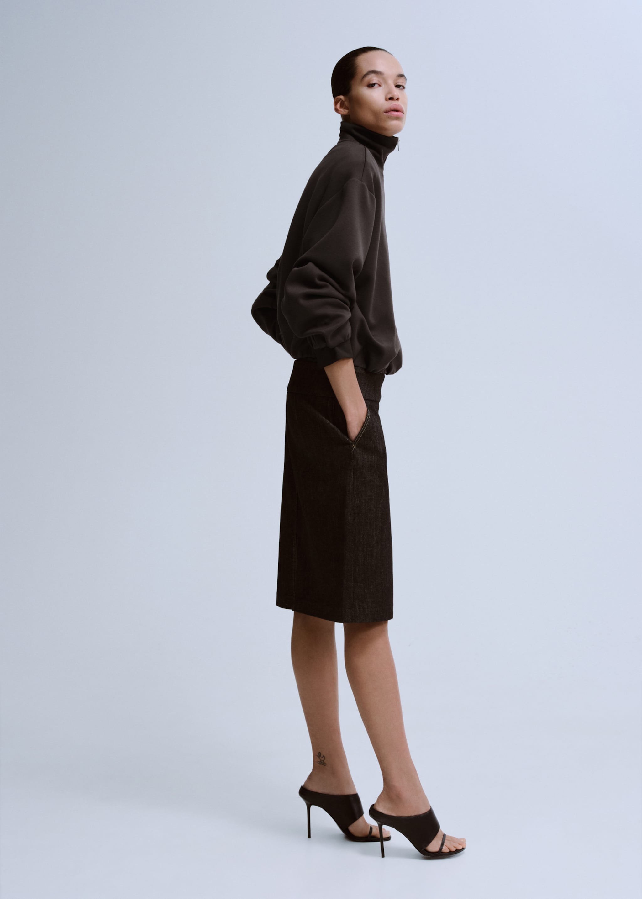 Sudadera globo cuello alto - Detalle del artículo 1, Chocolate. Ref: 27083325-00.