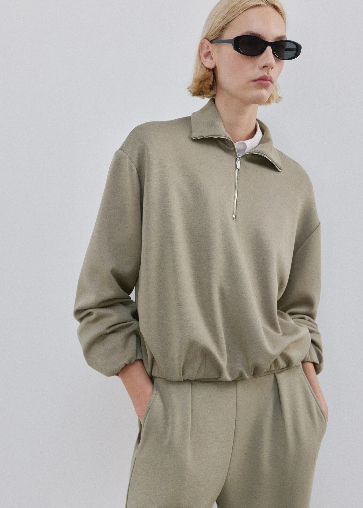 Sweat-shirt ballon à col haut - Plan moyen