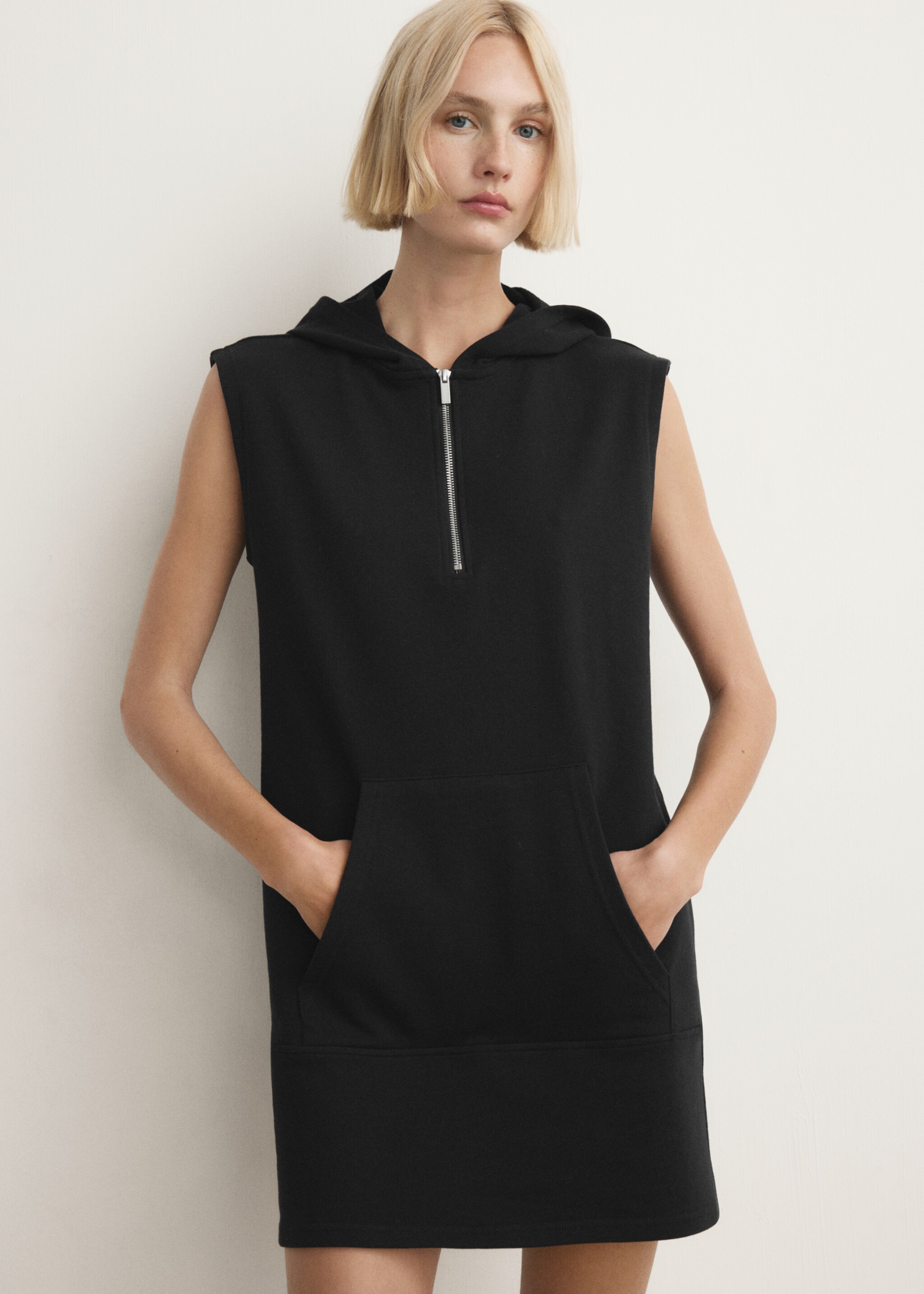 Chemise de nuit courte avec capuche et zip - Plan moyen, Noir. Ref: 27083326-00.