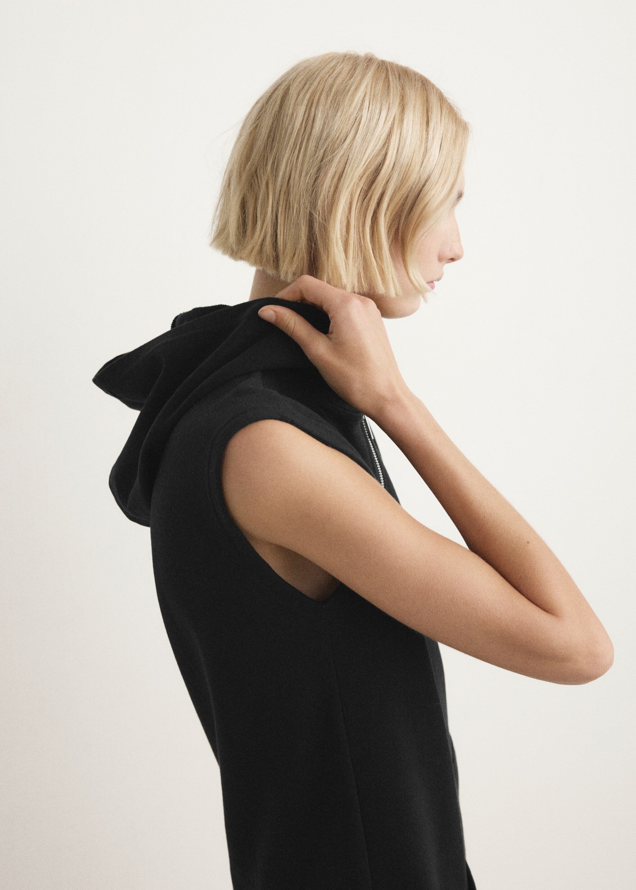 Chemise de nuit courte avec capuche et zip - Détail de l'article 1, Noir. Ref: 27083326-00.