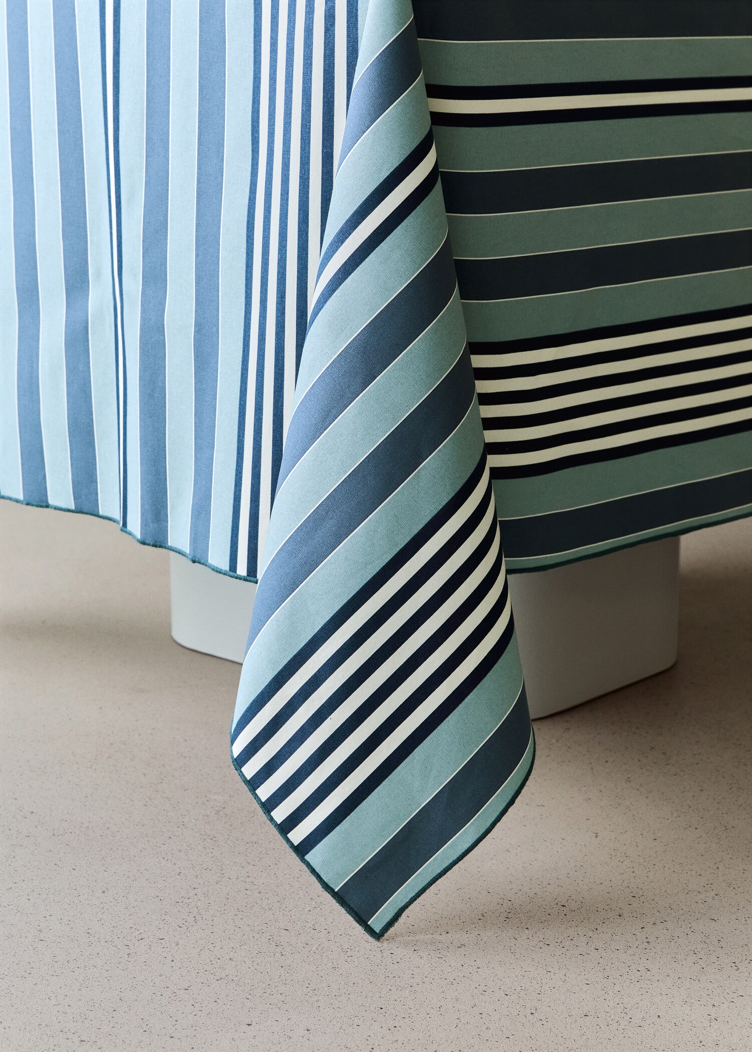 100% cotton resin-coated striped tablecloth for 6 to 8 guests - Details of the article 8