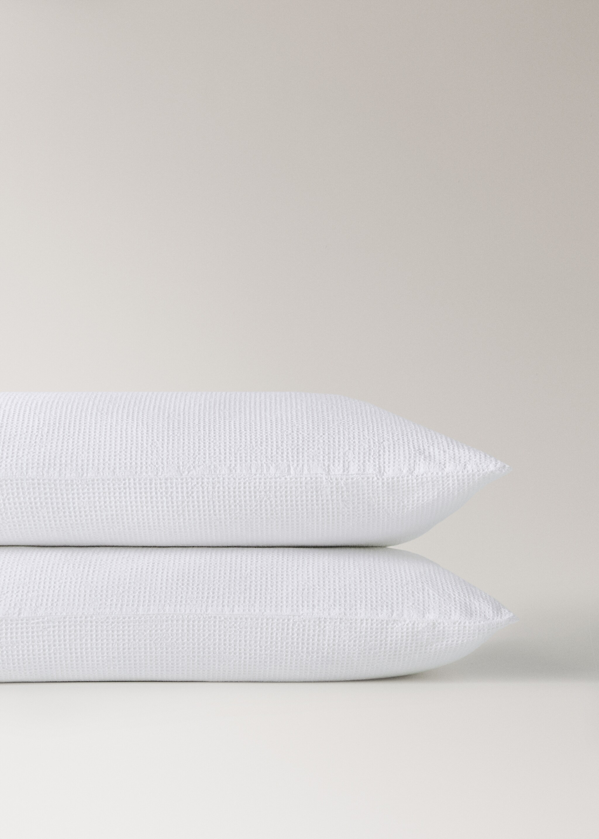 Zwei Kopfkissenbezüge aus Garment-dyed-Baumwolle mit Mini-Waffelmuster, 50 x 75 cm - Detail des Artikels 1, Cremeweiß. Ref: 27083718-00.