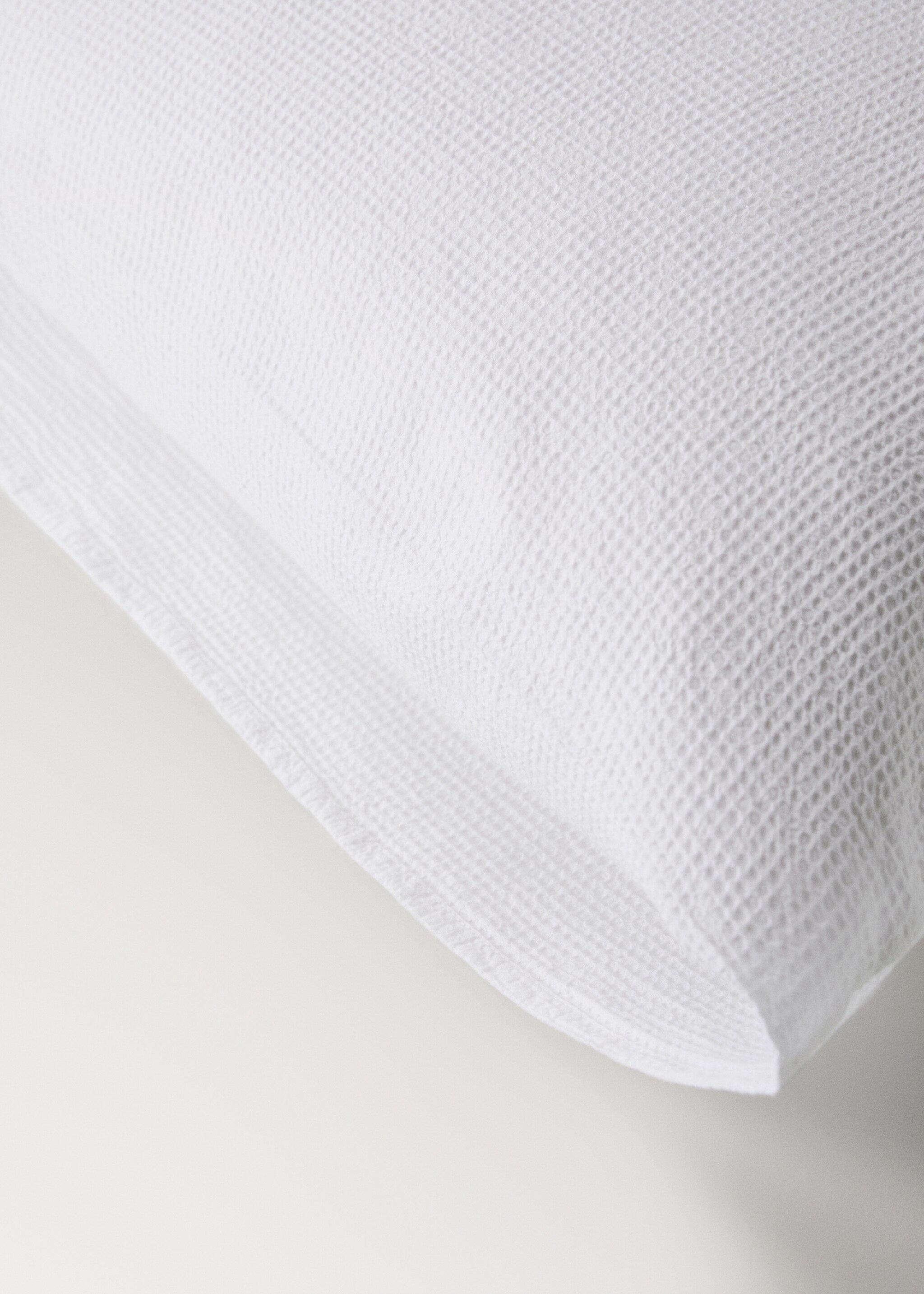 Zwei Kopfkissenbezüge aus Garment-dyed-Baumwolle mit Mini-Waffelmuster, 50 x 75 cm - Detail des Artikels 3, Cremeweiß. Ref: 27083718-00.