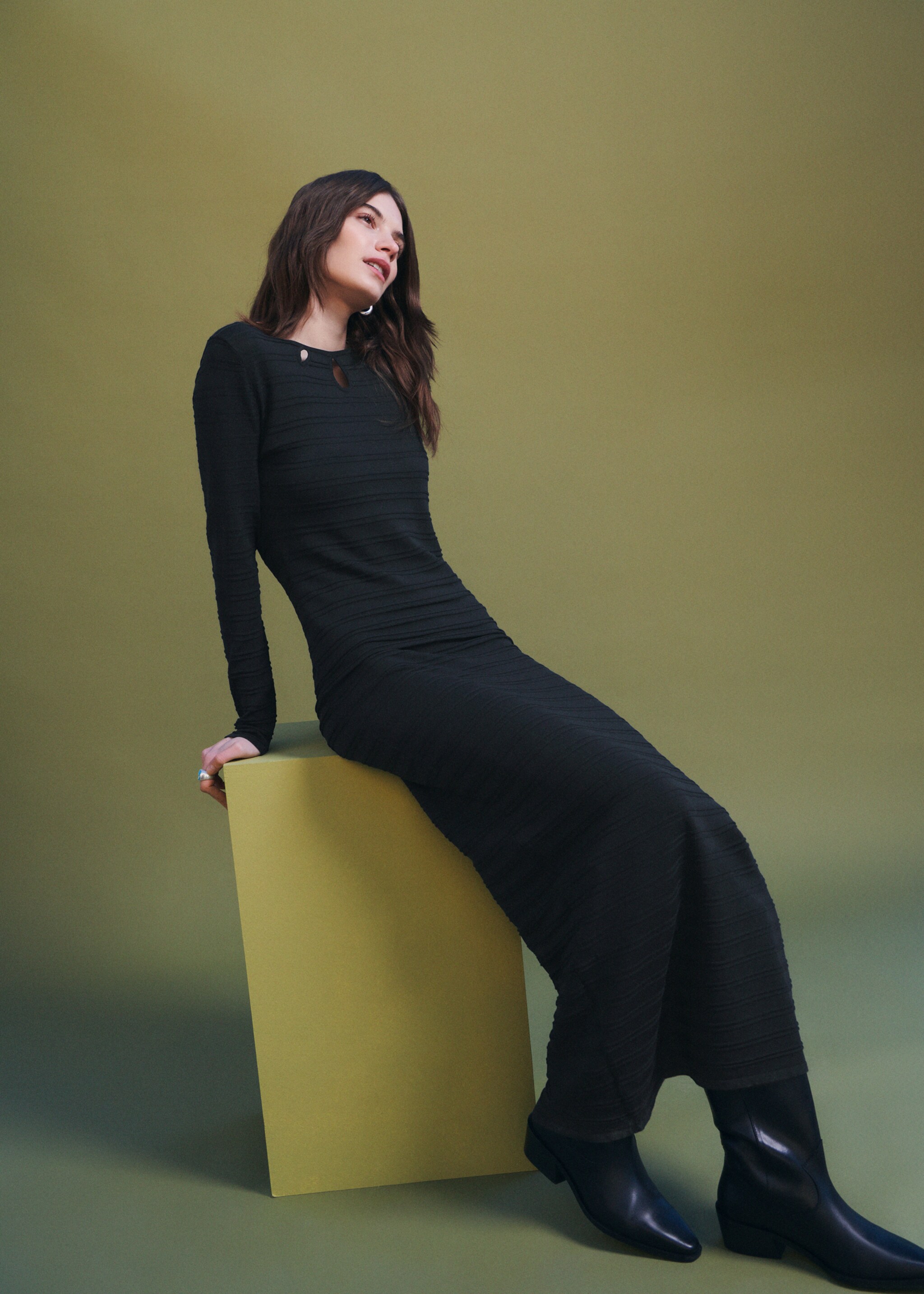 Long dress with striped texture - Details of the article 6, Charcoal. Ref: 27084049-00.