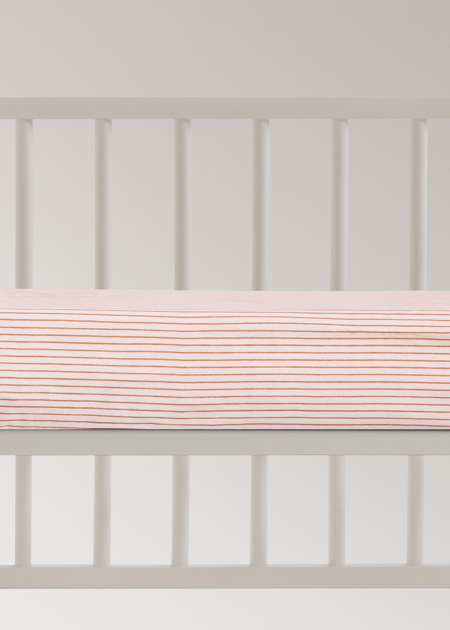 Randigt underlakan för spjälsäng i bomullspercale - Artikel utan modell