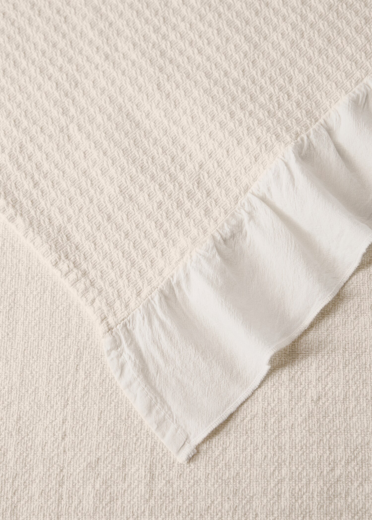 Jacquard cotton cot bedspread with ruffle - Details of the article 2