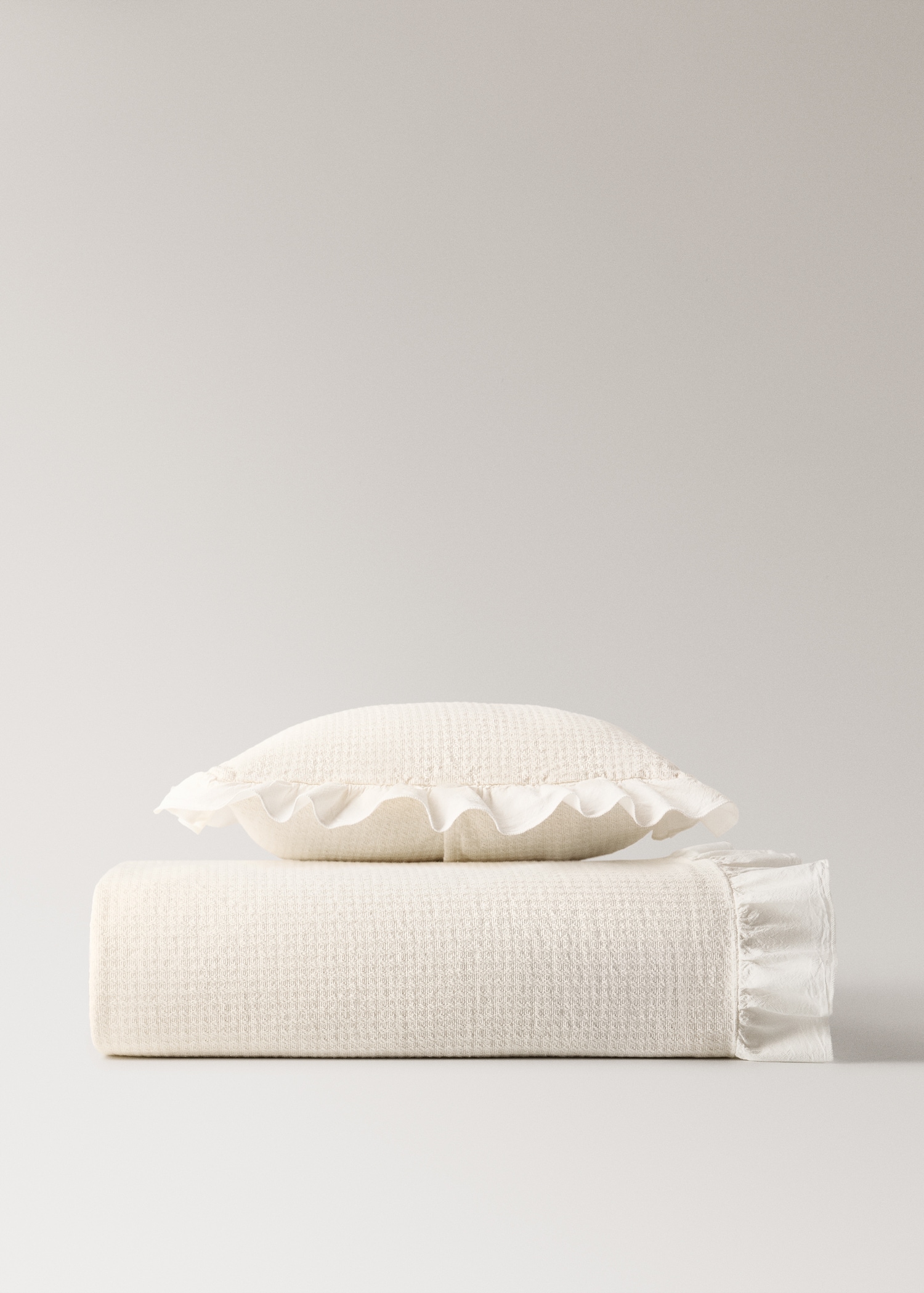 Jacquard cotton cot bedspread with ruffle - Details of the article 4