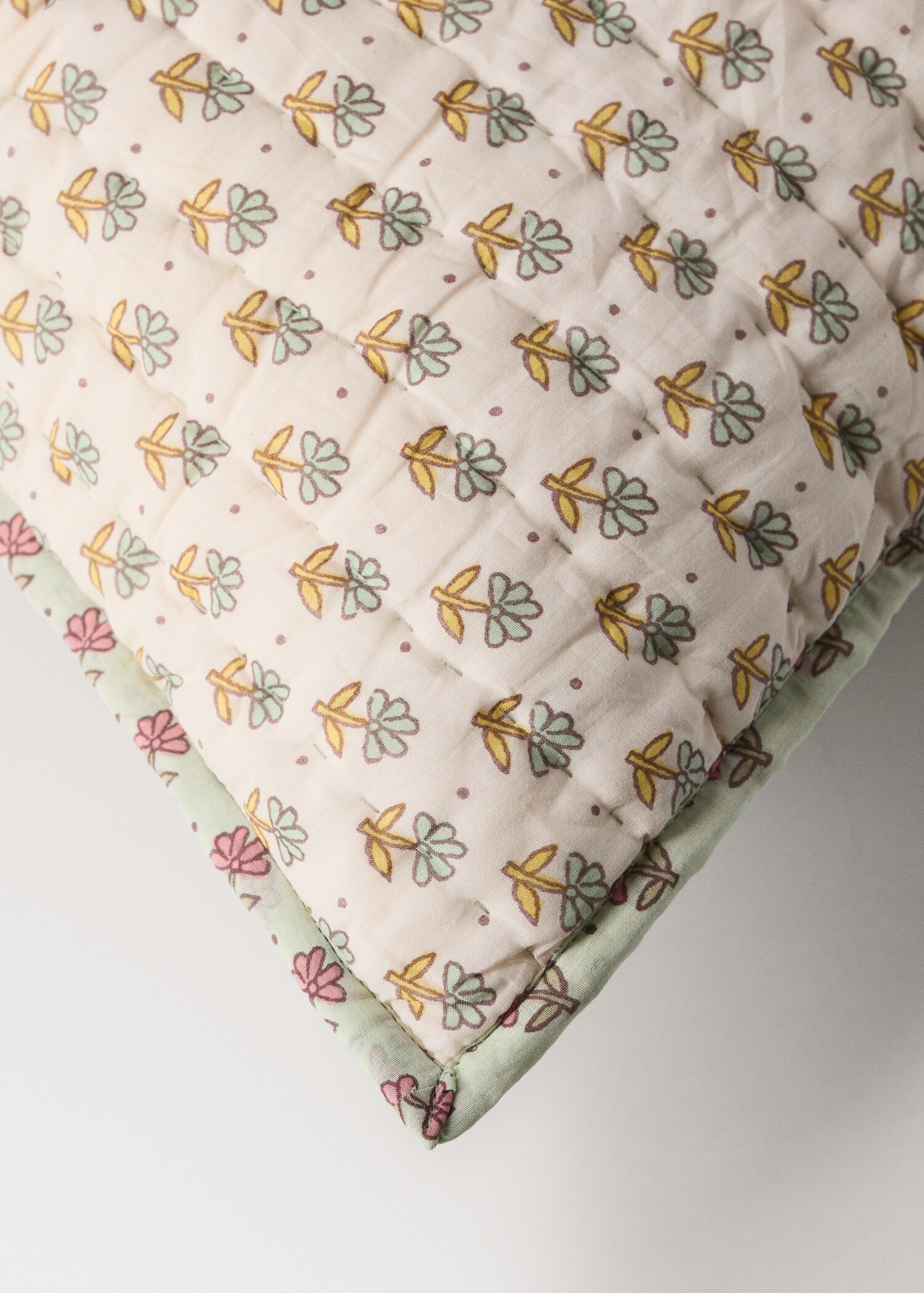 Children's cushion cover with blockprint flowers 40x40 cm - Details of the article 2