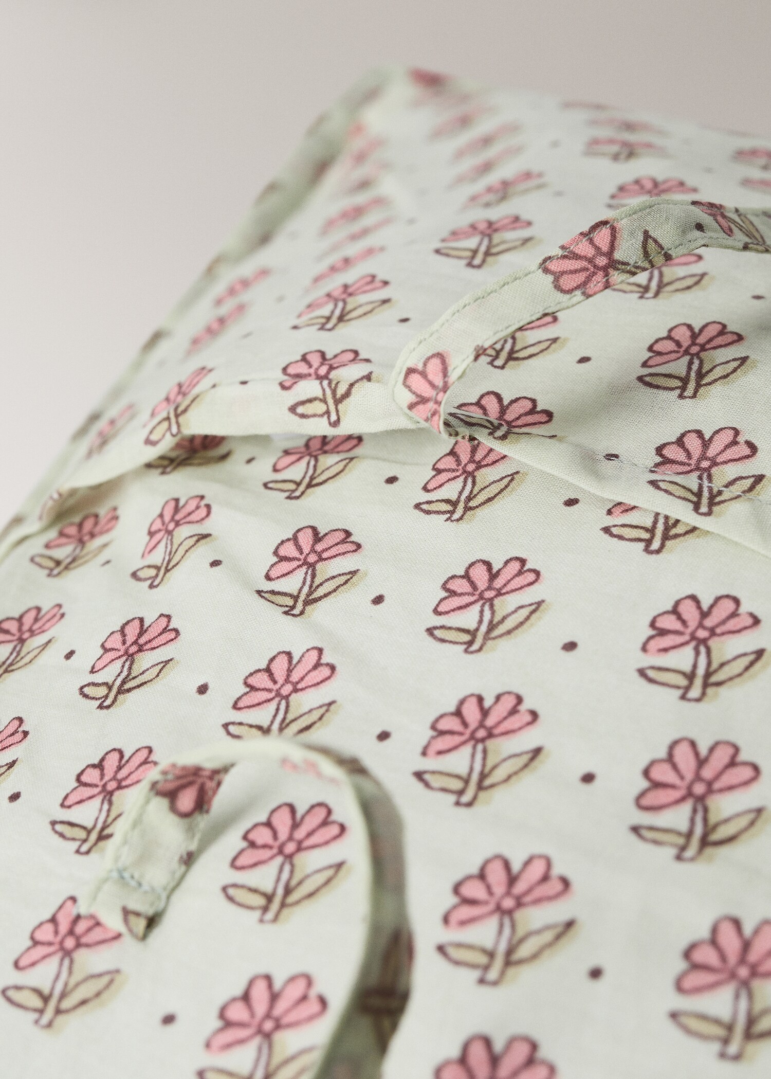 Children's cushion cover with blockprint flowers 40x40 cm - Details of the article 3