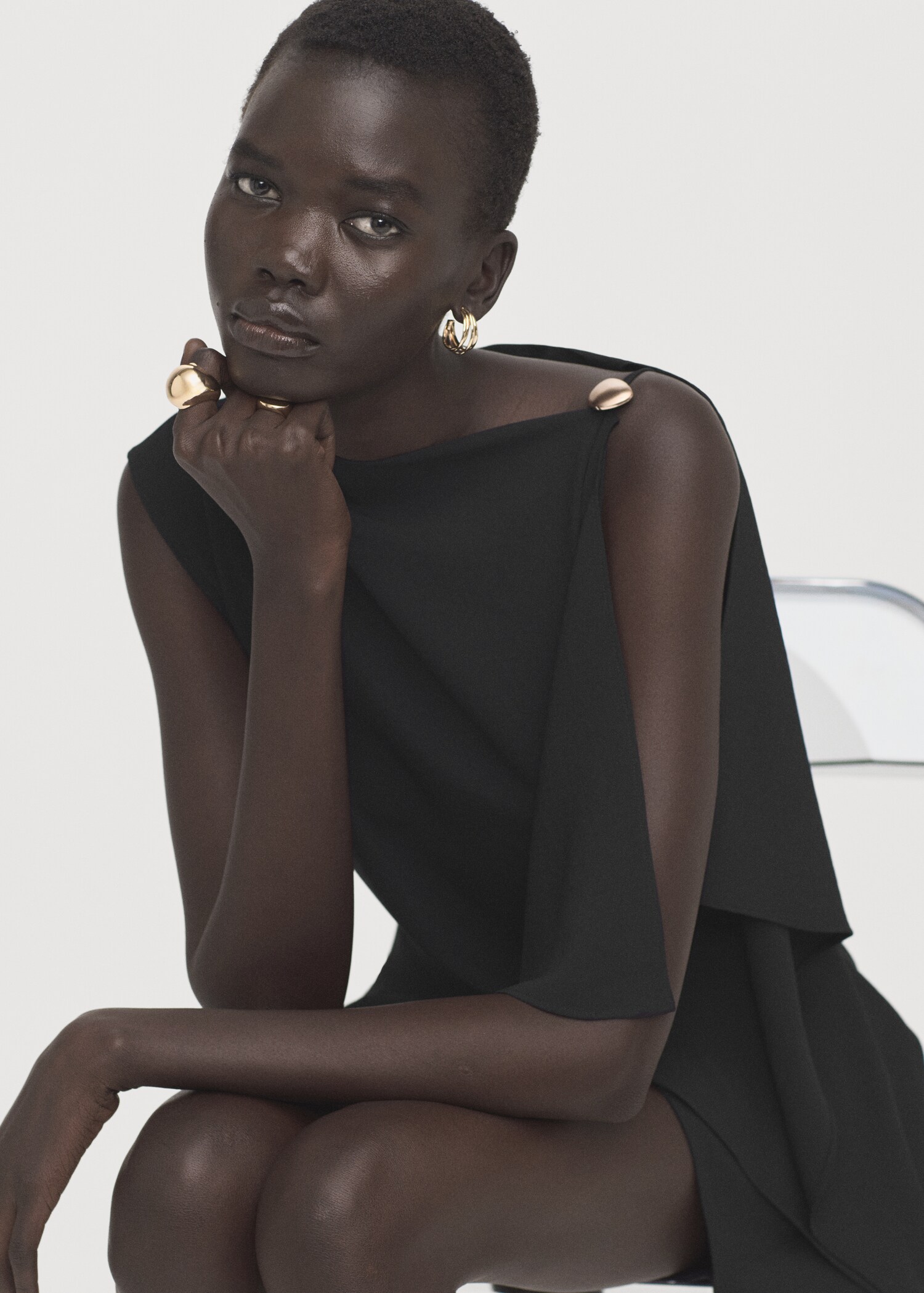 Robe courte manches asymétriques - Plan moyen