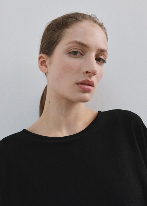 Round neck knitted cape hover