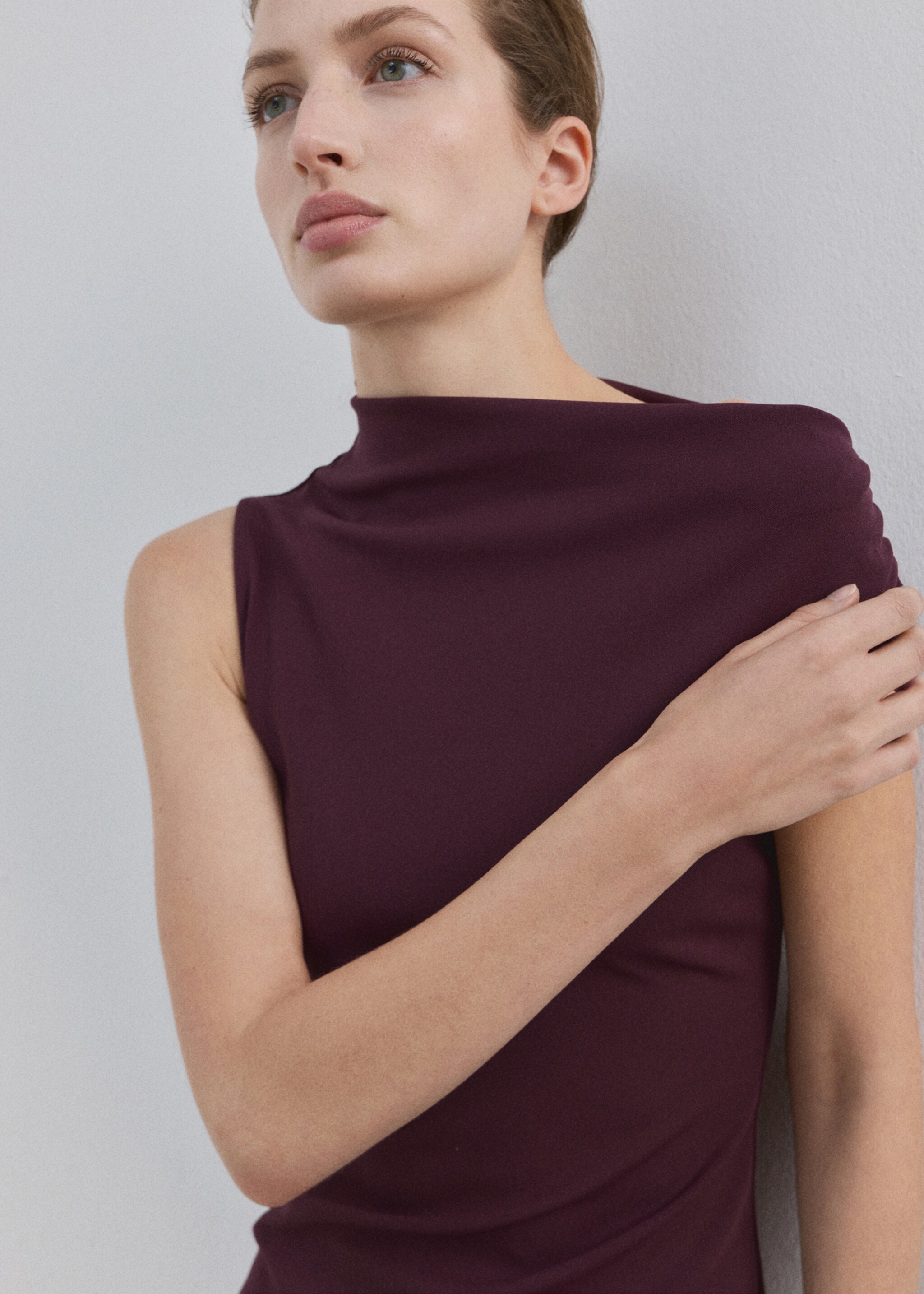 Asymmetrical midi-dress - Details of the article 1, Burgundy. Ref: 27084098-00.