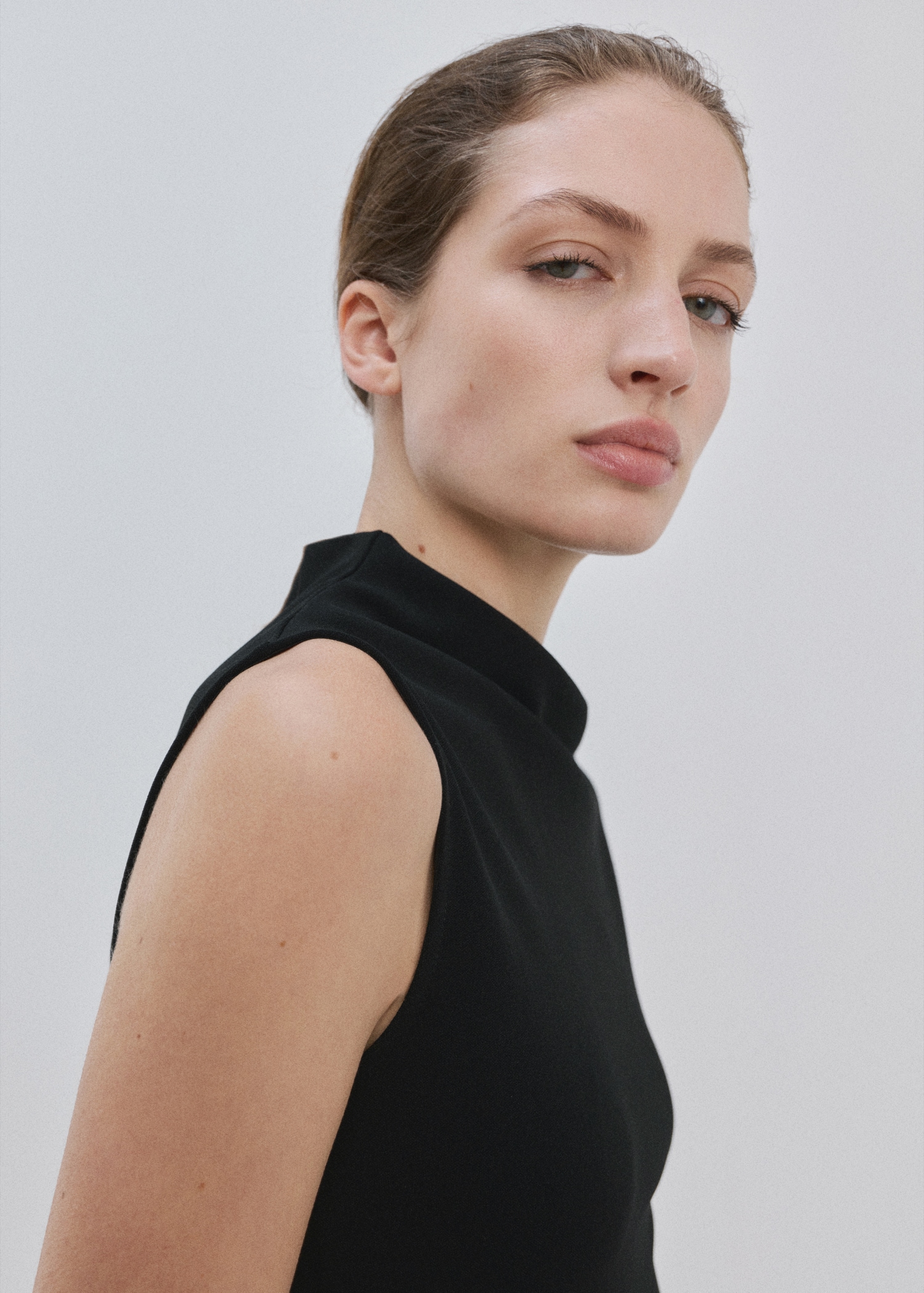 Robe midi asymétrique - Plan moyen