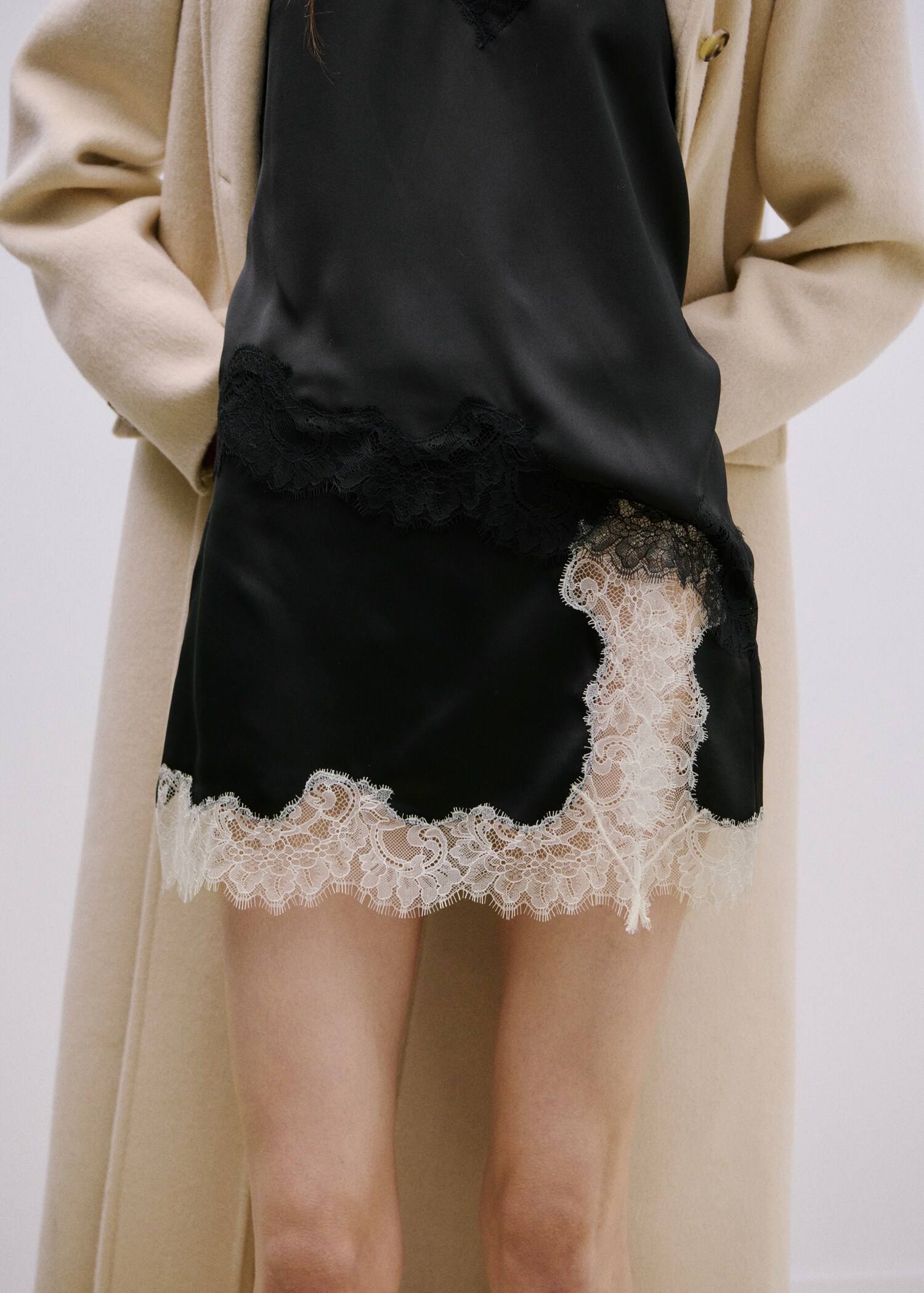 Falda satinada encaje - Plano medio