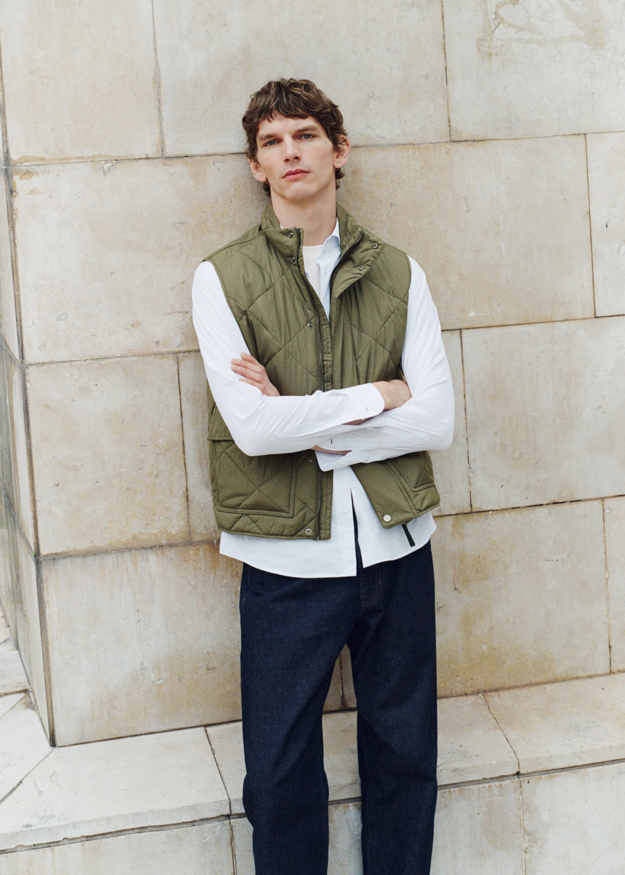 Chaleco ligero acolchado water-repellent - Detalle del artículo 3, Oliva. Ref: 27084405-00.