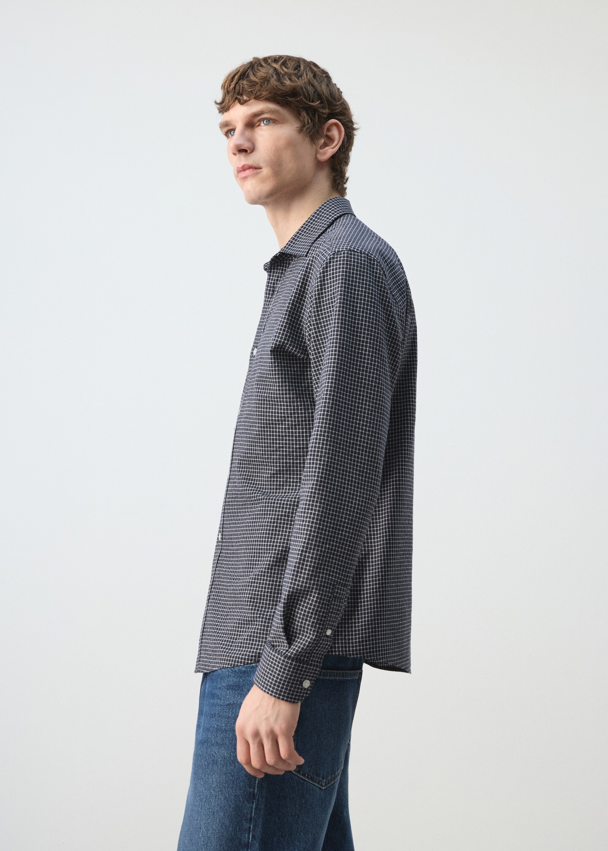 Camisa regular fit quadres - Detall de l'article 2, Blau marí. Ref: 27084424-00.