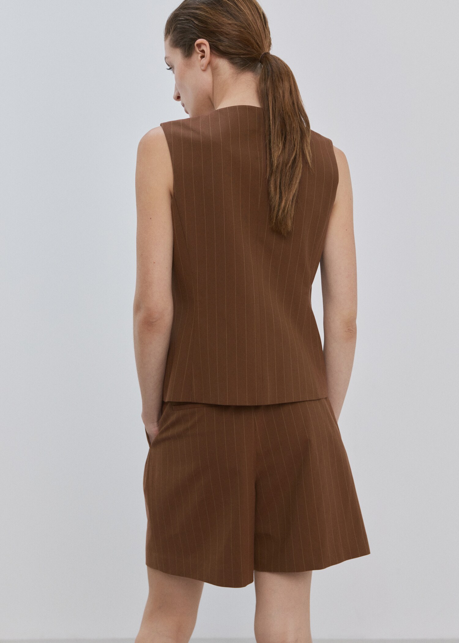 Raka bermudashorts med kritstrecksrand - Artikelns baksida