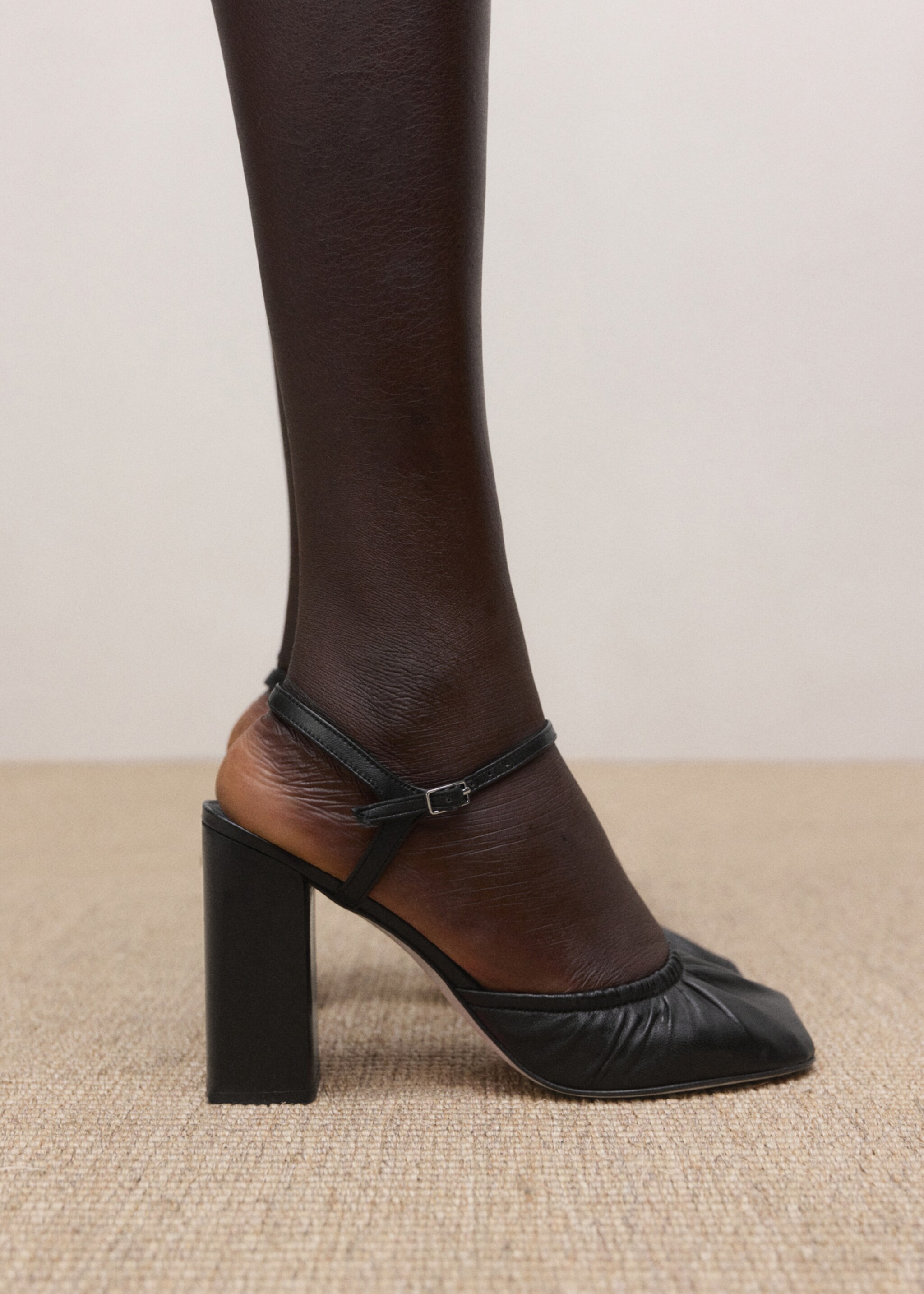 Ruched 100% leather court shoe - Details of the article 4, Black. Ref: 27084442-00.