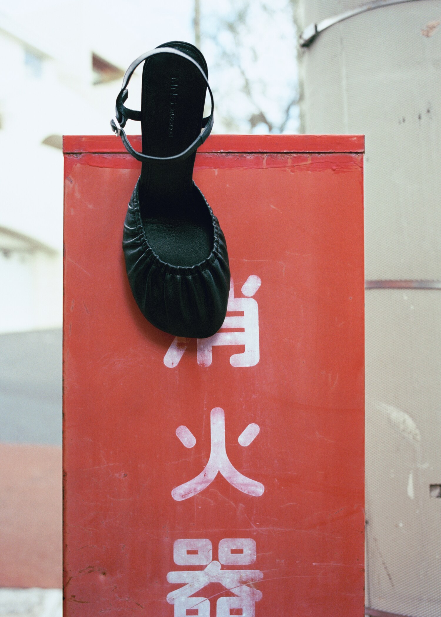 Ruched 100% leather court shoe - Details of the article 9