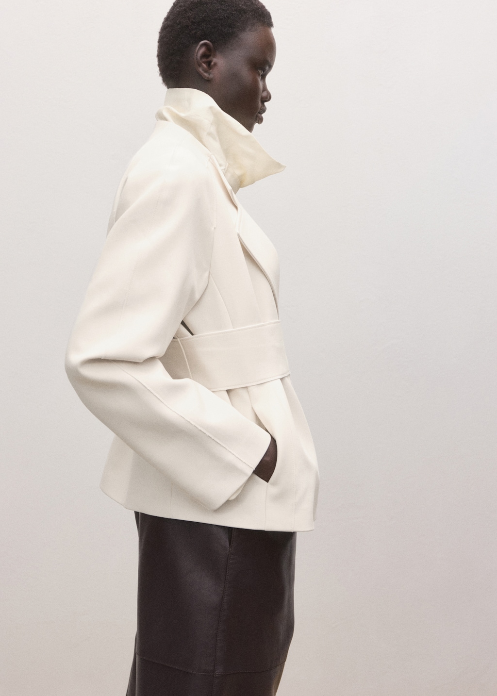 Jacket with lapels and tie belt