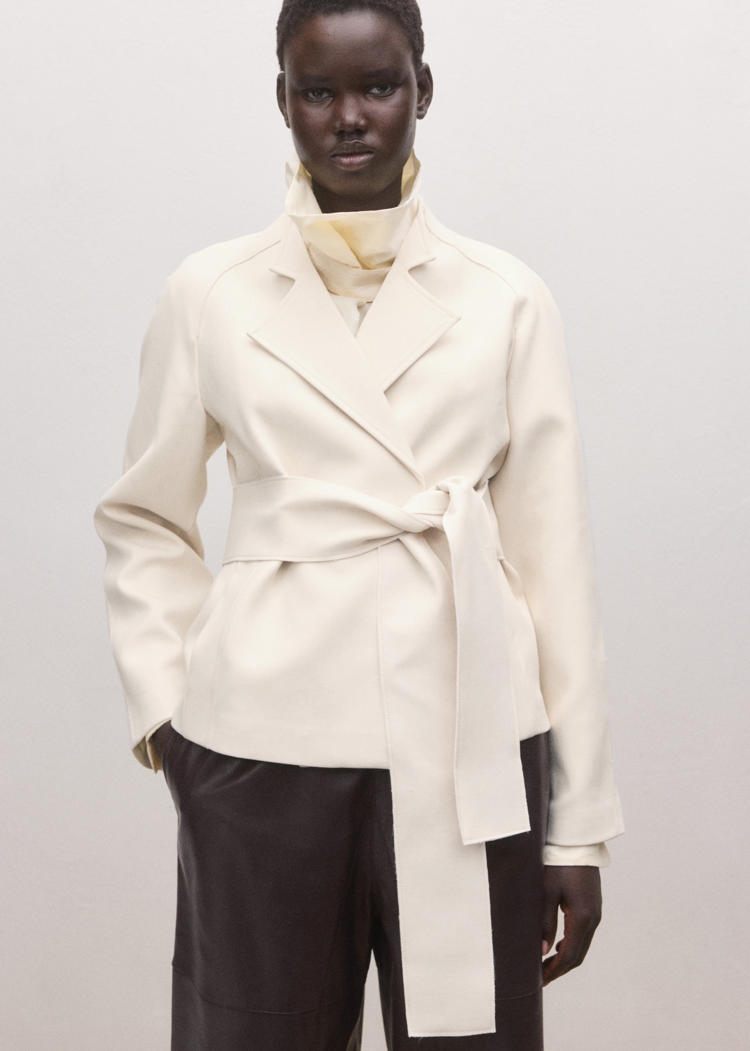 Jacket with lapels and tie belt - Details of the article 6