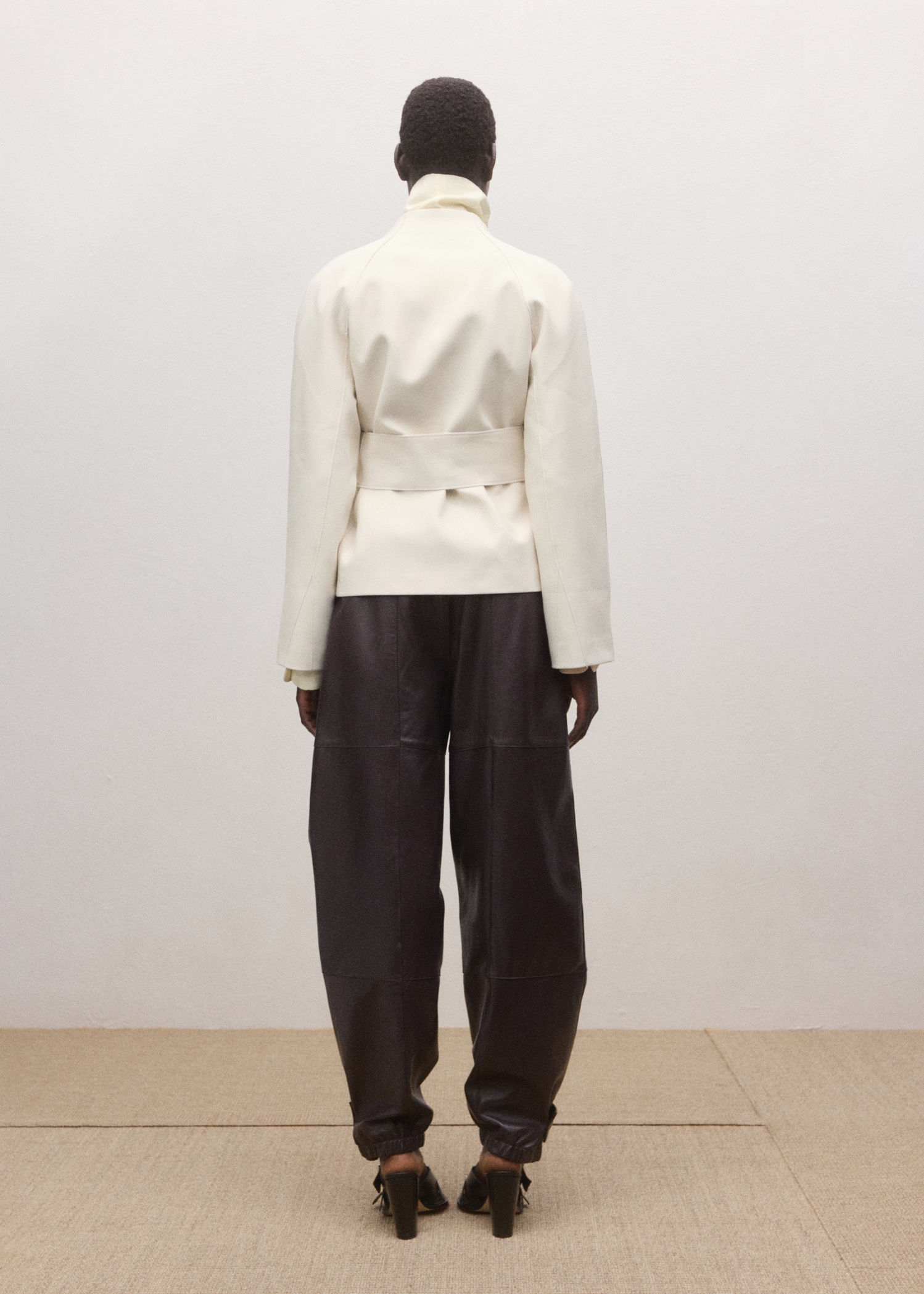 Jacket with lapels and tie belt - Reverse of the article