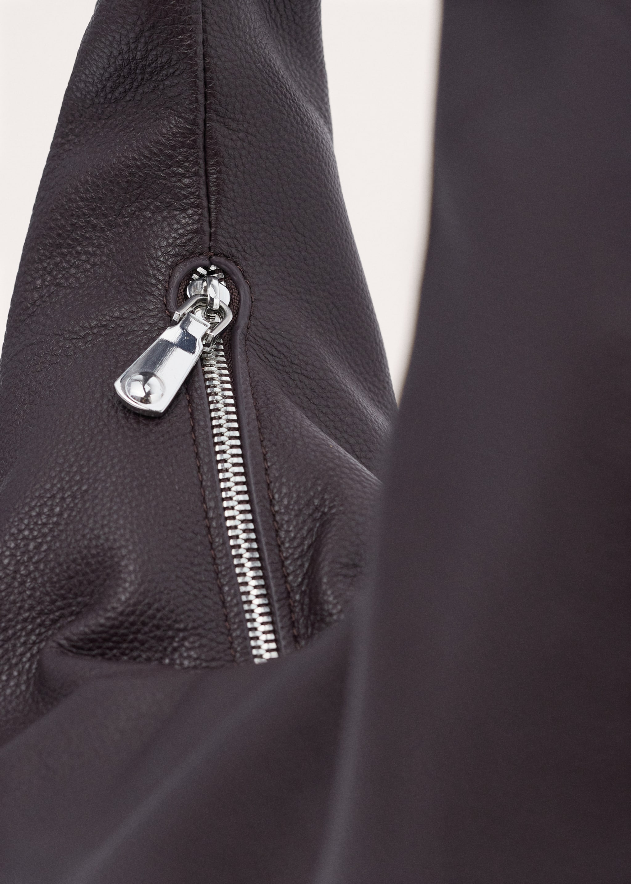 Oval leather shoulder bag - Details of the article 1, Burgundy. Ref: 27084449-00.