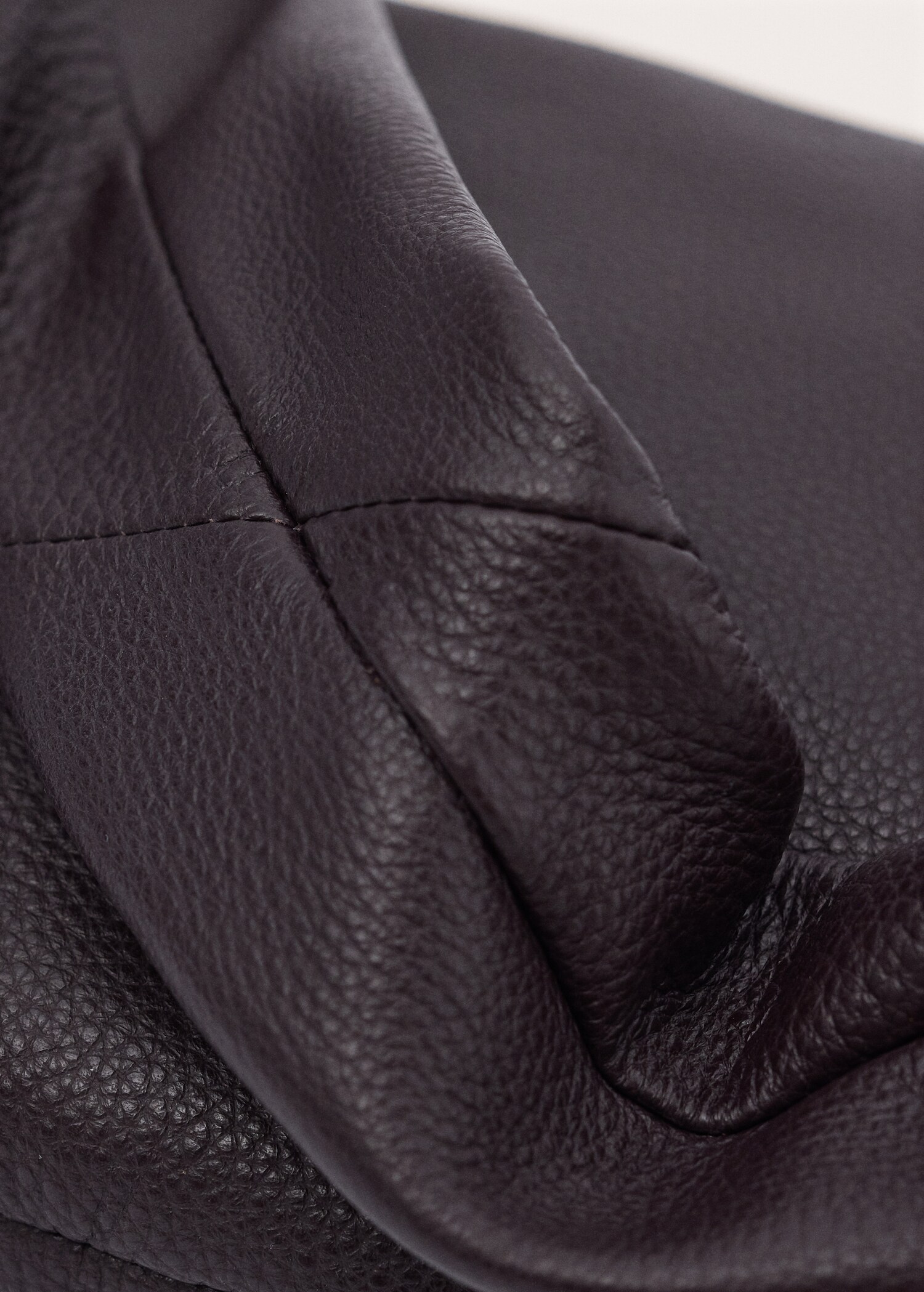 Oval leather shoulder bag - Details of the article 2